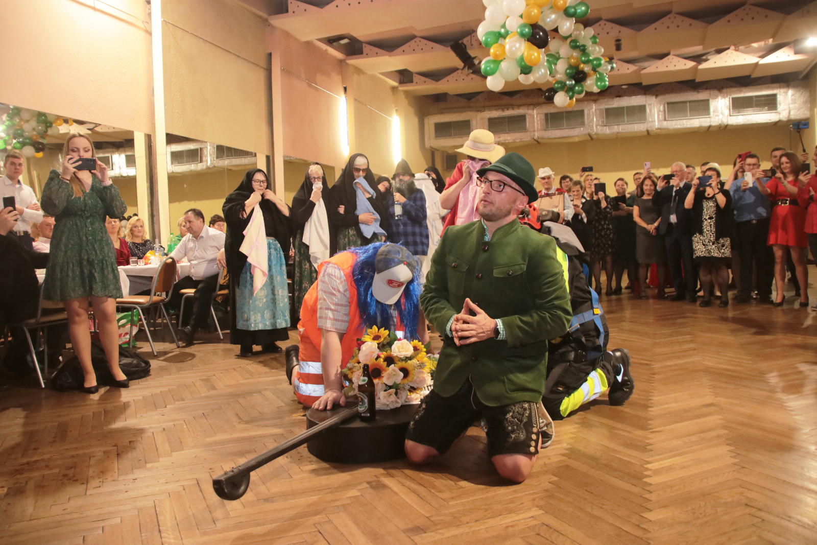 Parodia pogrzebu instrumentu odbyła się w sali Miejskiego Ośrodka Kultury w Krzanowicach