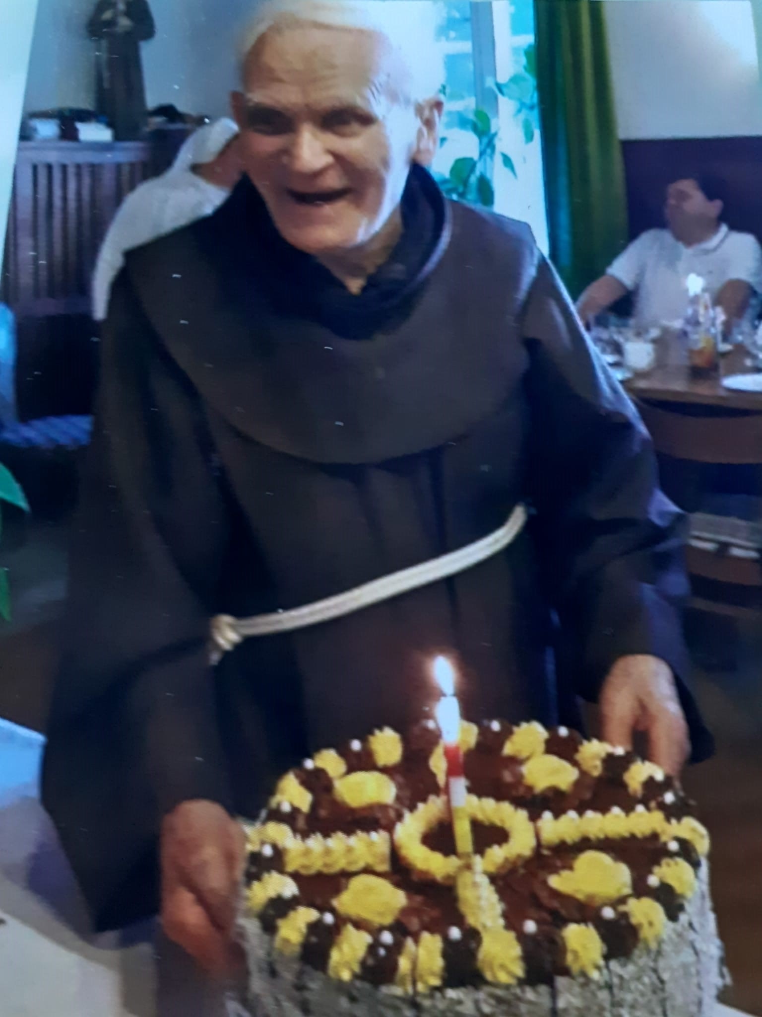Brat Wiktor z tortem urodzinowym (90. rocznica)