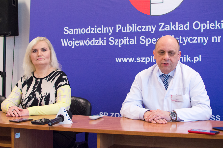 Kierownik stacji dializ dr Magdalena Grzanka i dyrektor szpitala dr Jarosław Madowicz.