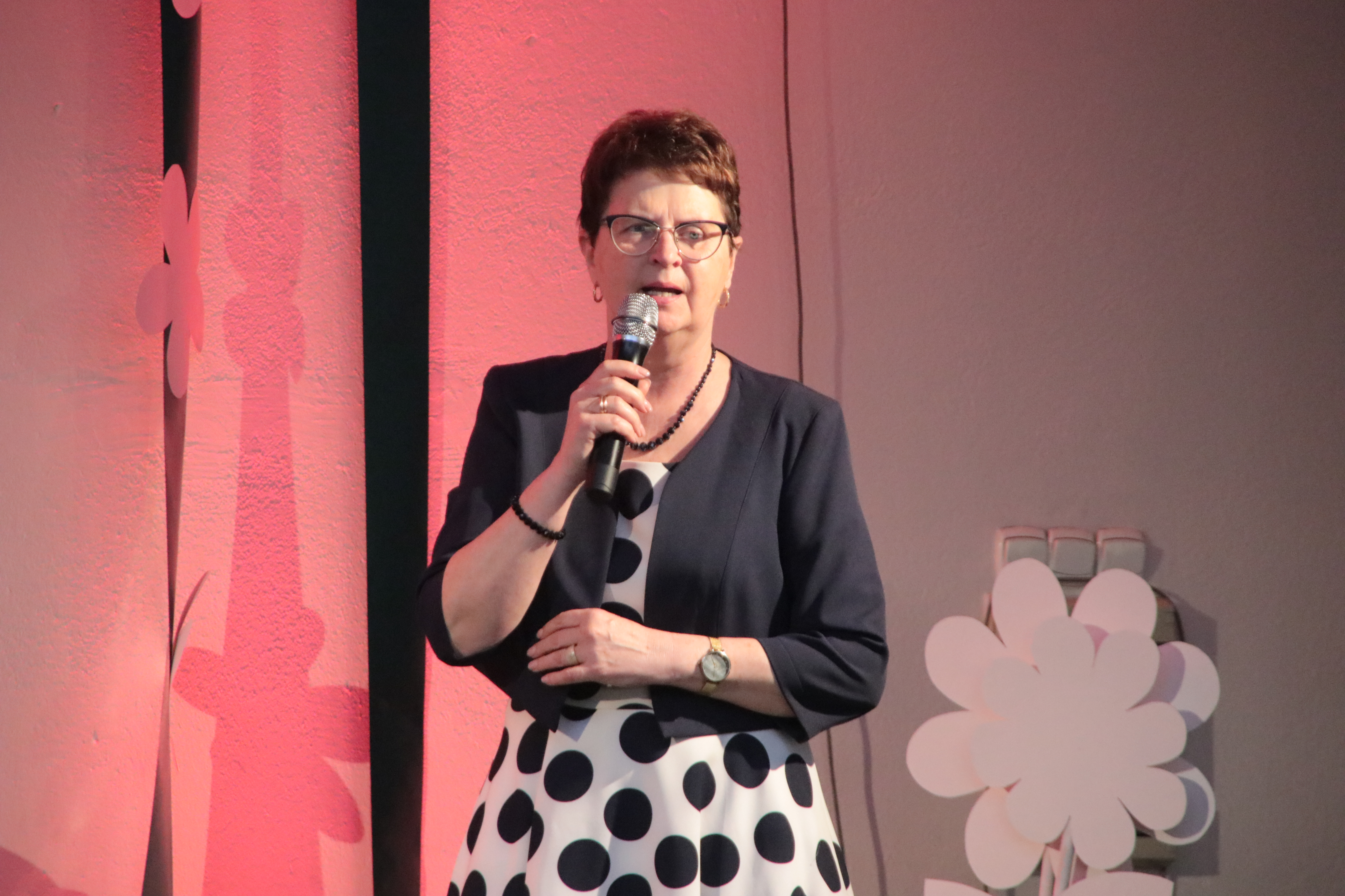 W rolę konferansjerki wcieliła się dr Kornelia Lach, emerytowana dyrektorka Szkoły Podstawowej w Krzanowicach