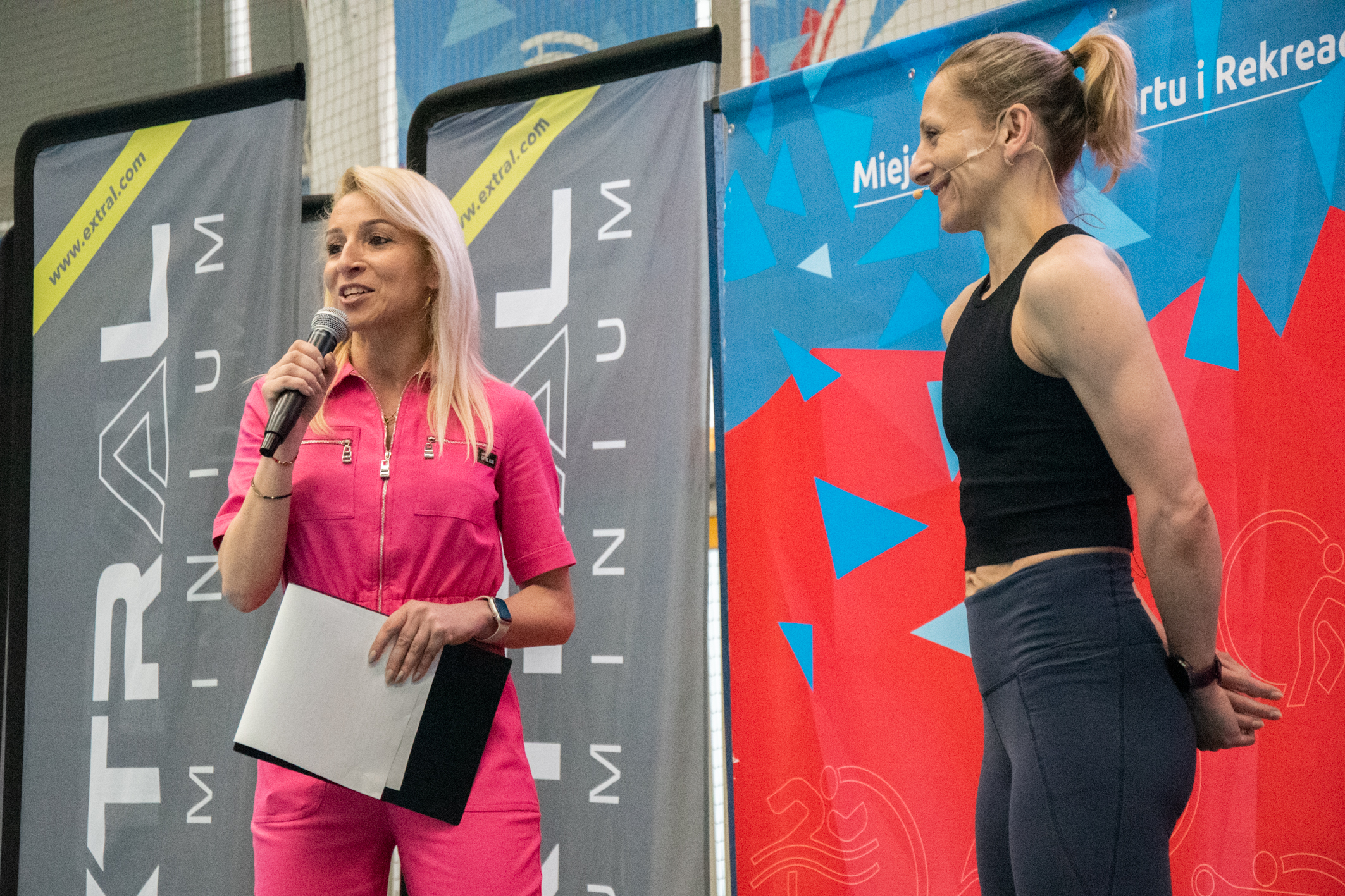 Zastępca dyrektora MOSiR, Anna Ujma (po lewej) oraz instruktor fitness, Weronika Porada (po prawej)