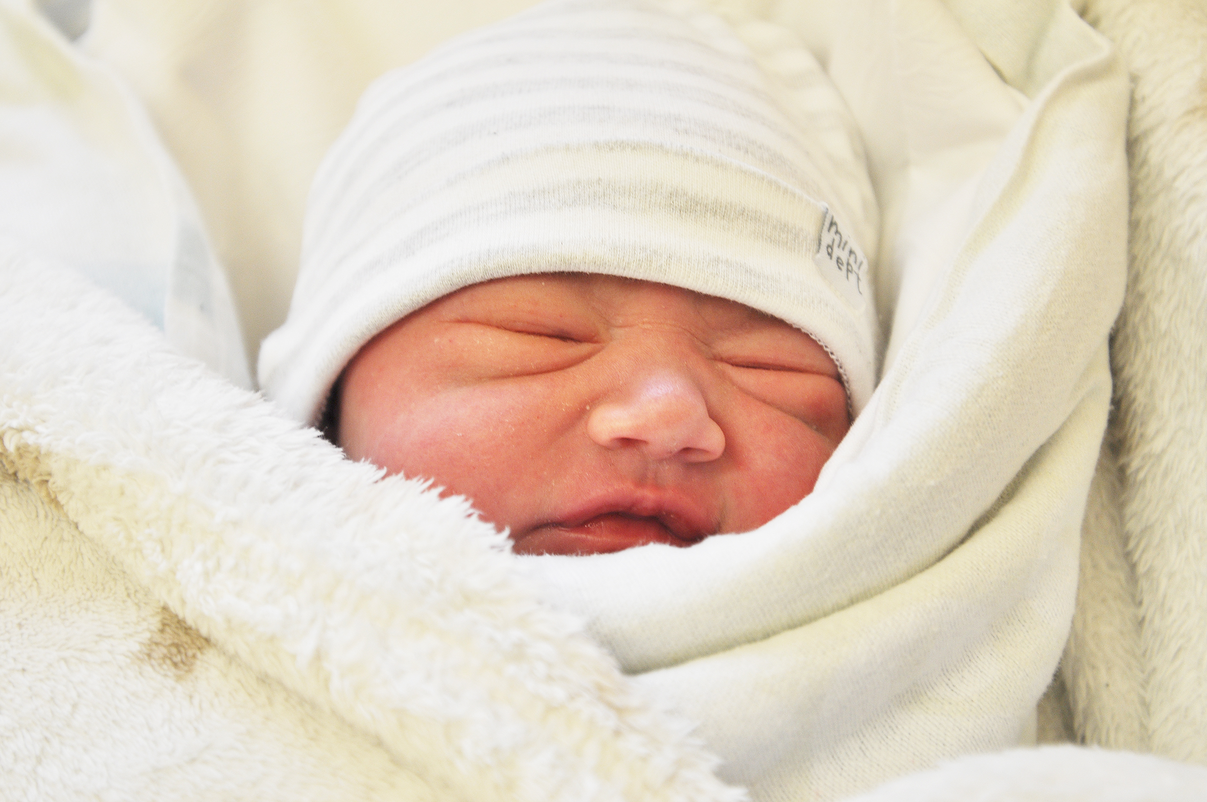 Melania Lukiant Seva urodziła się w Raciborzu 27 marca o 8.03. Jest córeczką Kateryny i Oleksija. Na początek ważyła 3550 g i mierzyła 55 cm. Dziewczynka ma braci Maksyma i Oleksija.