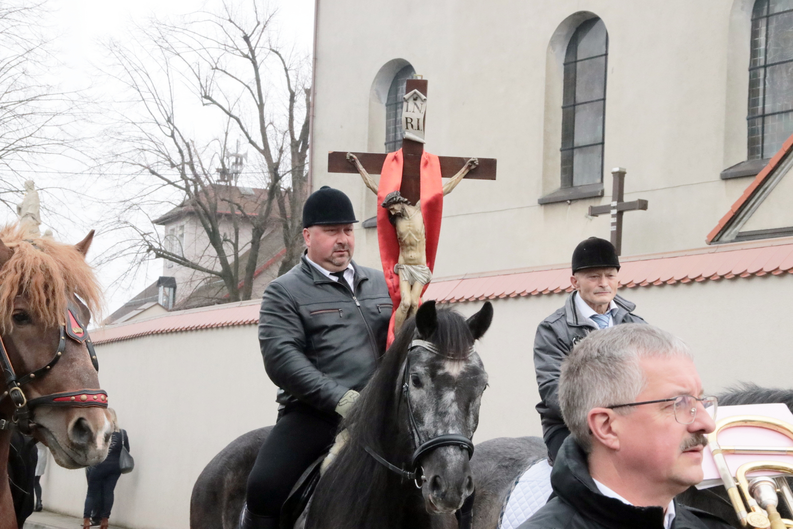 Zgodnie z tradycją jeden z jeźdźców trzyma w ręku krzyż, w tym roku tę misję wypełniał Adrian Popela