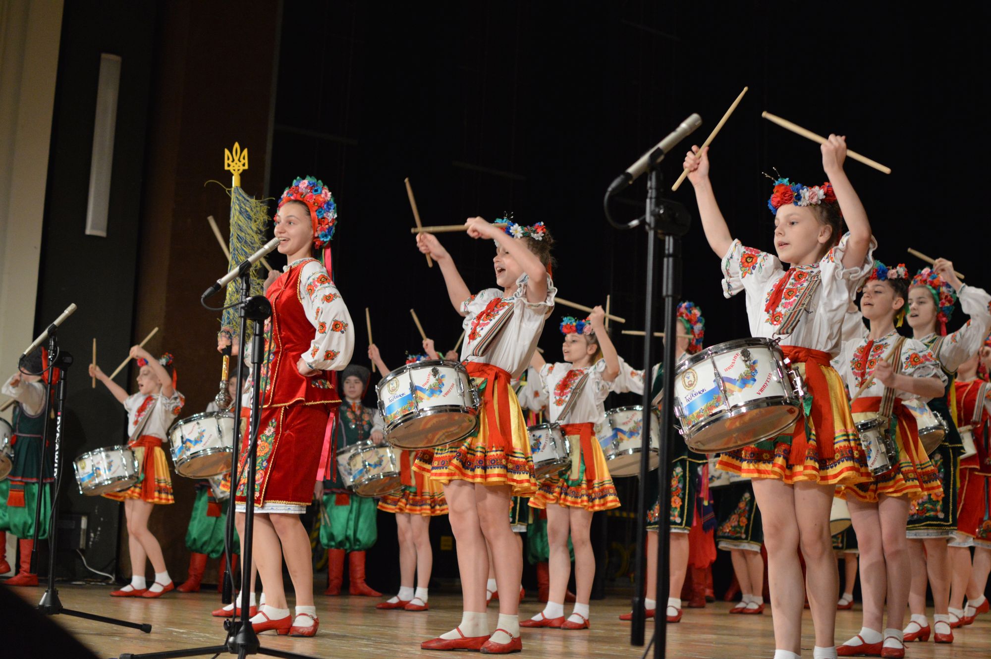 Występy zespołu z Winnicy obfitują zarówno w grę na bębnach, tańce, jak i utwory wykonywane w języku ukraińskim i polskim