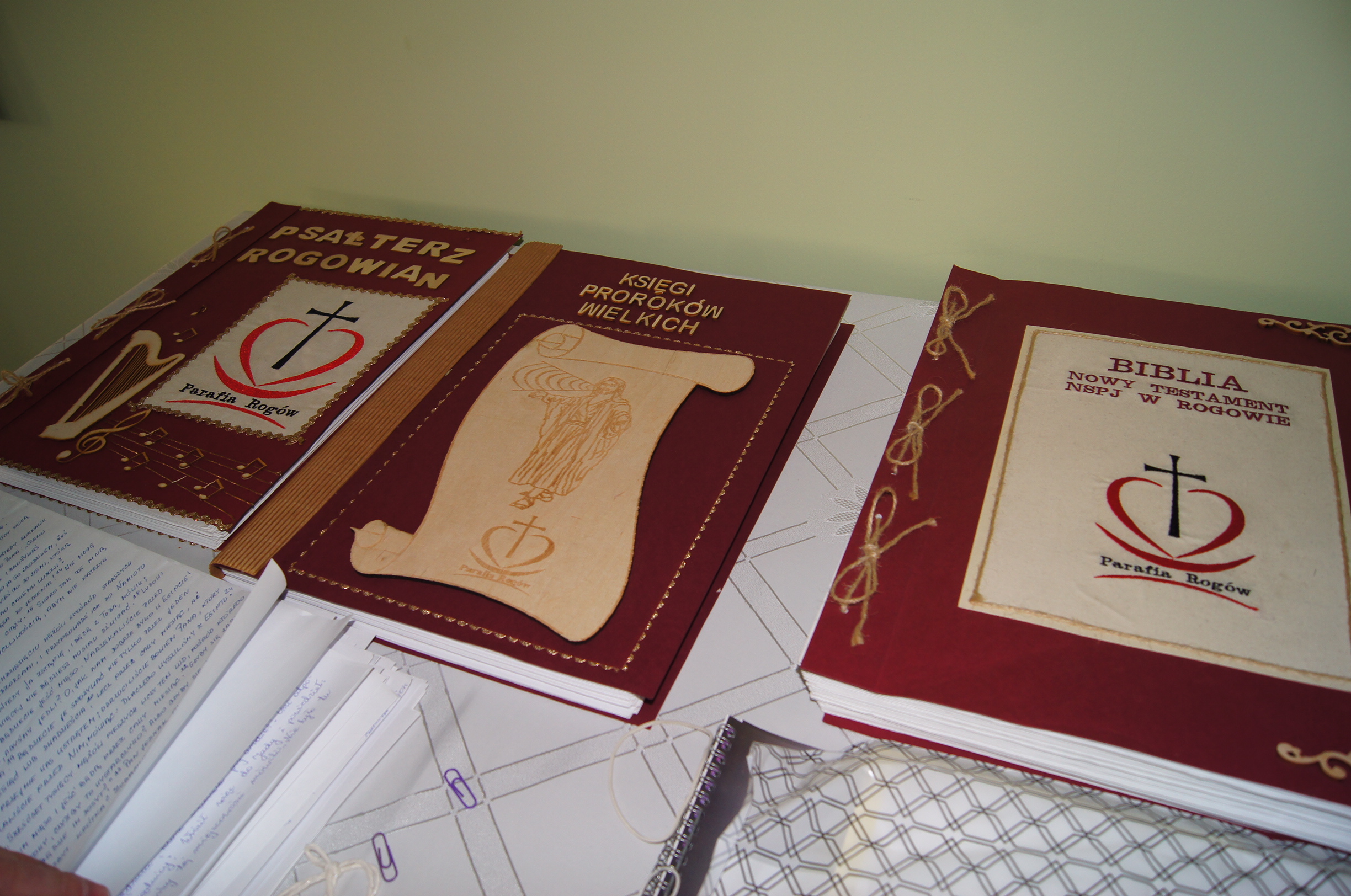 Księgi są dostępna podczas spotkań organizowanych w parafii. Foto Fryderyk Kamczyk