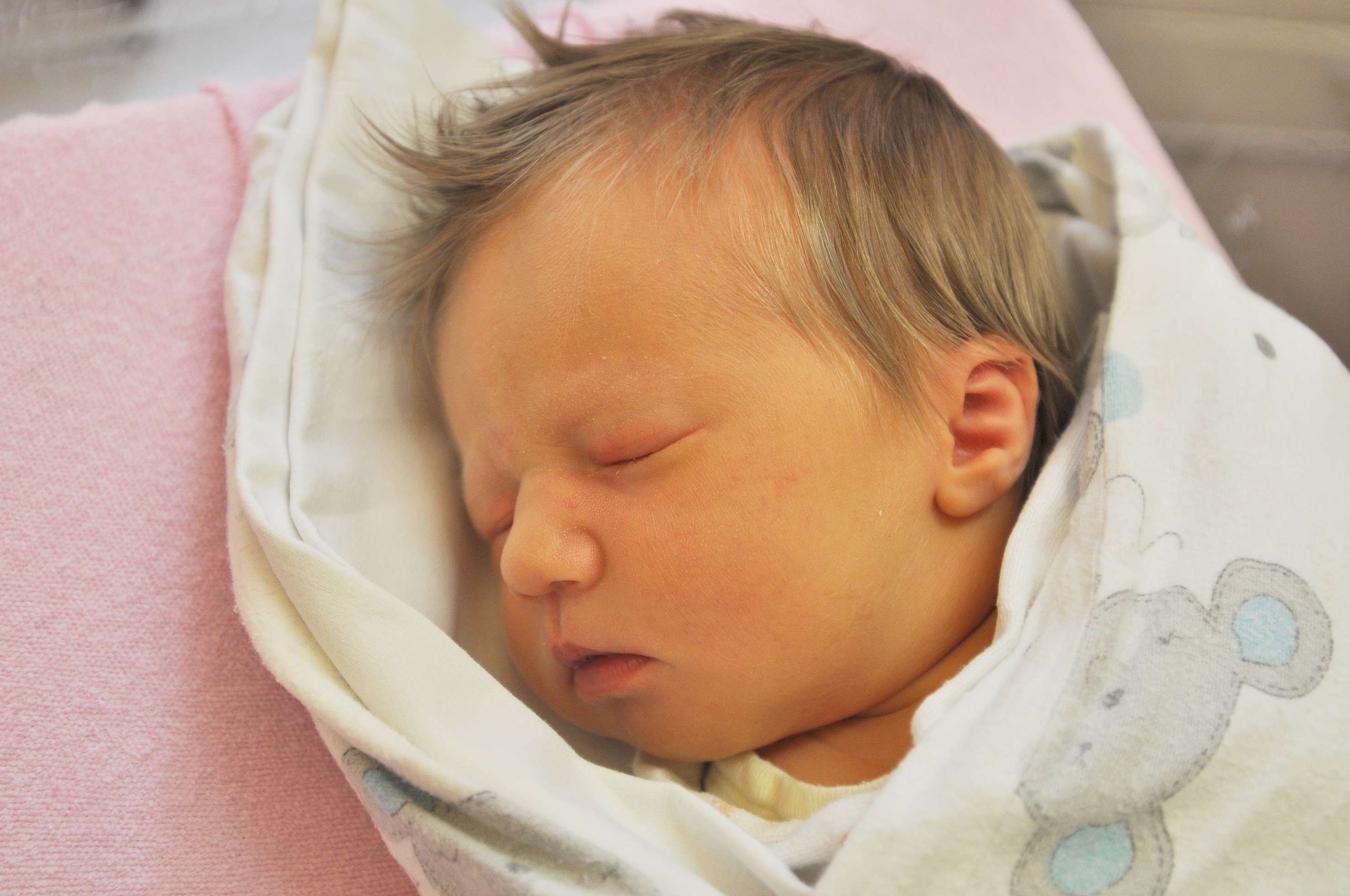 Hania Kałuża urodziła się w Raciborzu, ale mieszka w miejscowości Maciowaksze. 18 kwietnia o 15.00 ważyła 3240 g i mierzyła 50 cm. Mama Ania i tato Damian są szczęśliwi z narodzin pierwszego dziecka.