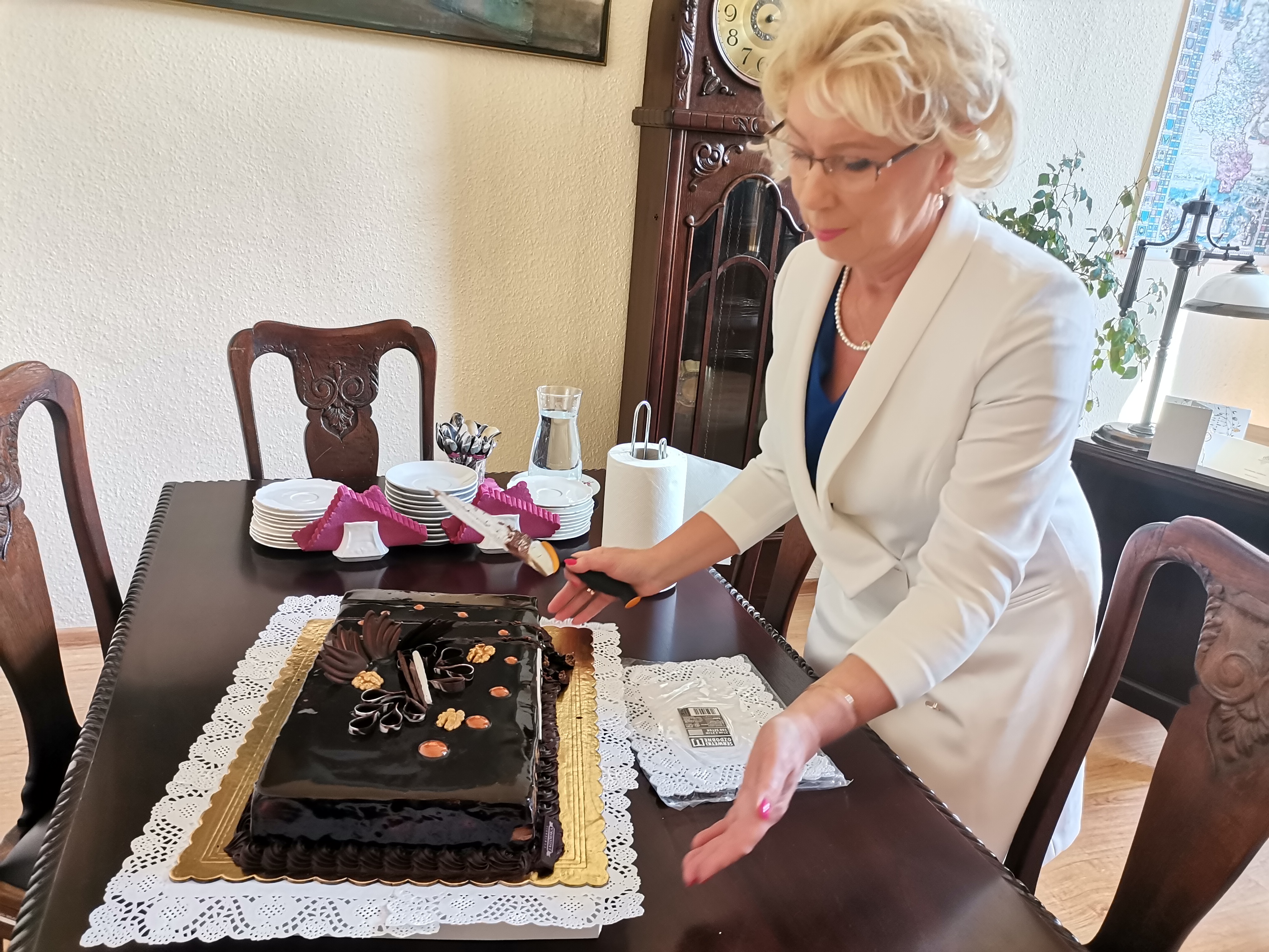 Krystyna Klimaszewska poczęstowała radnych ciastem. Początek obrad przesunięto o 20 minut