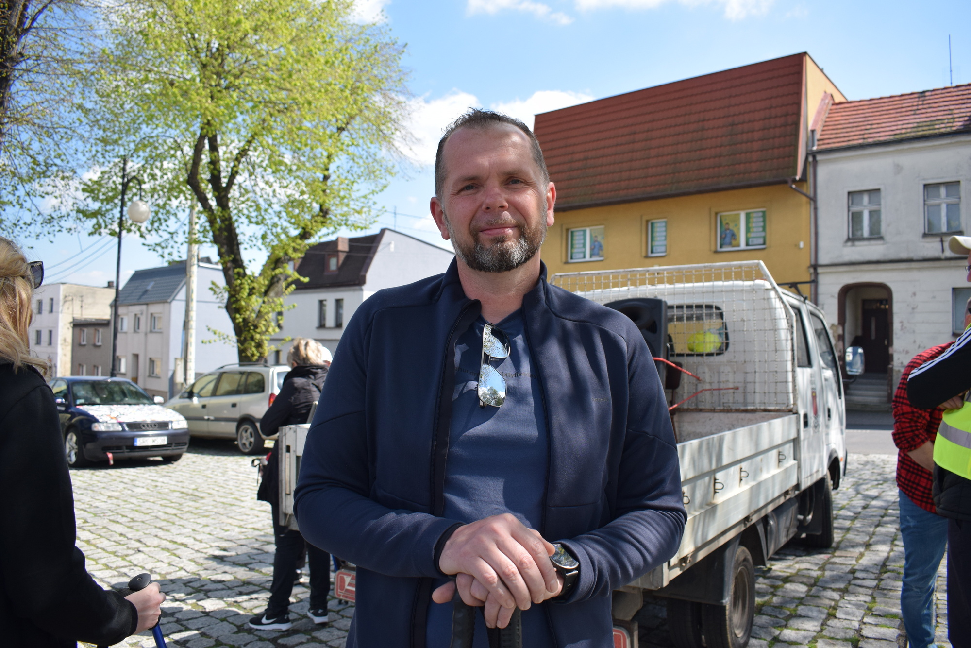 - Na początku gdy organizowaliśmy Nordic Walking uczestników było około setki. Teraz niestety z roku na rok jest ich coraz mniej, ale nie rezygnujemy z tego wydarzenia. Dalej chcemy zachęcać ludzi do aktywnego spędzania czasu - mówi burmistrz Andrzej Strzedulla.