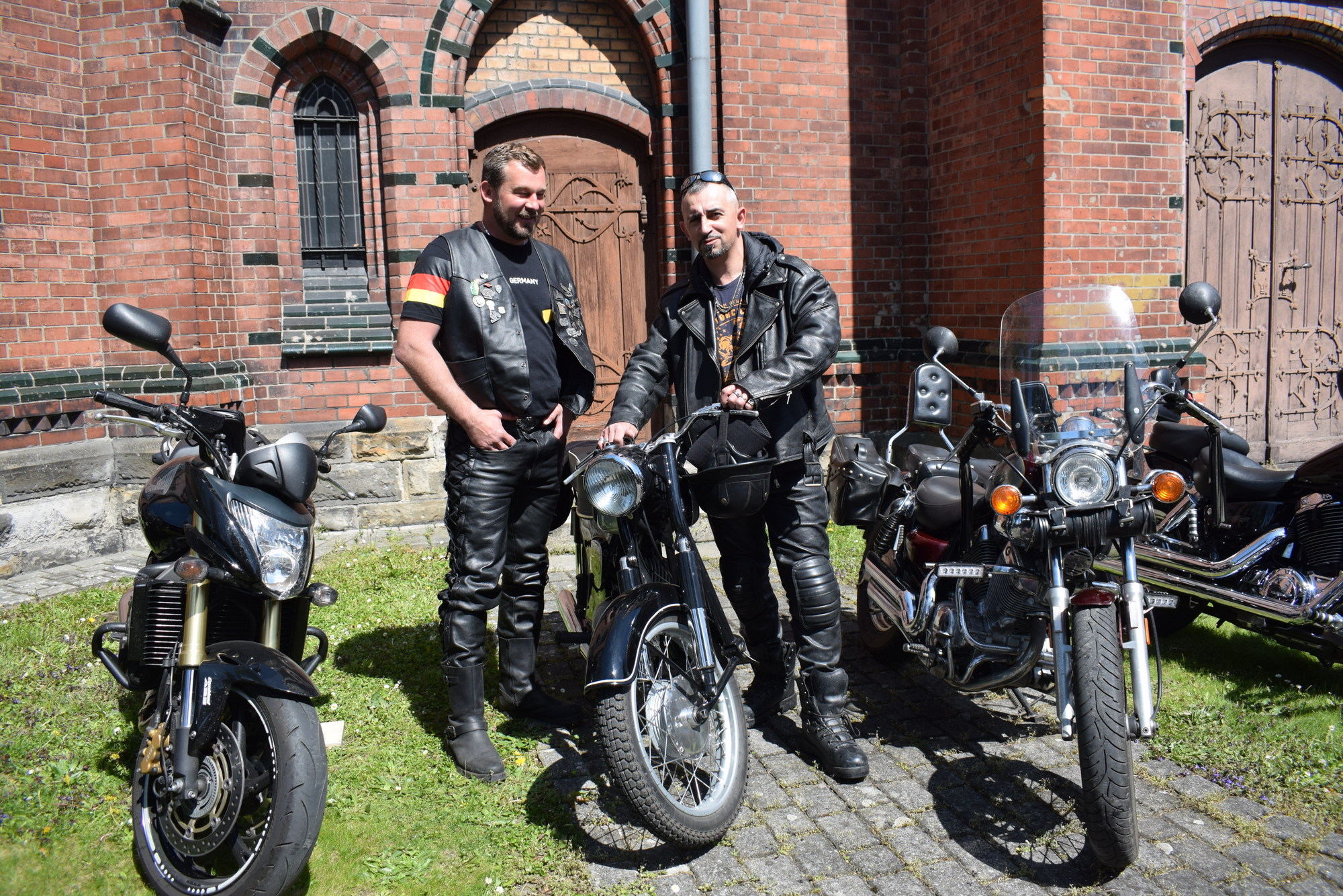Na zdjęciu Marcin i Marcin. Dwaj miłośnicy motoryzacji, którzy uwielbiają uczestniczyć w takich wydarzeniach.