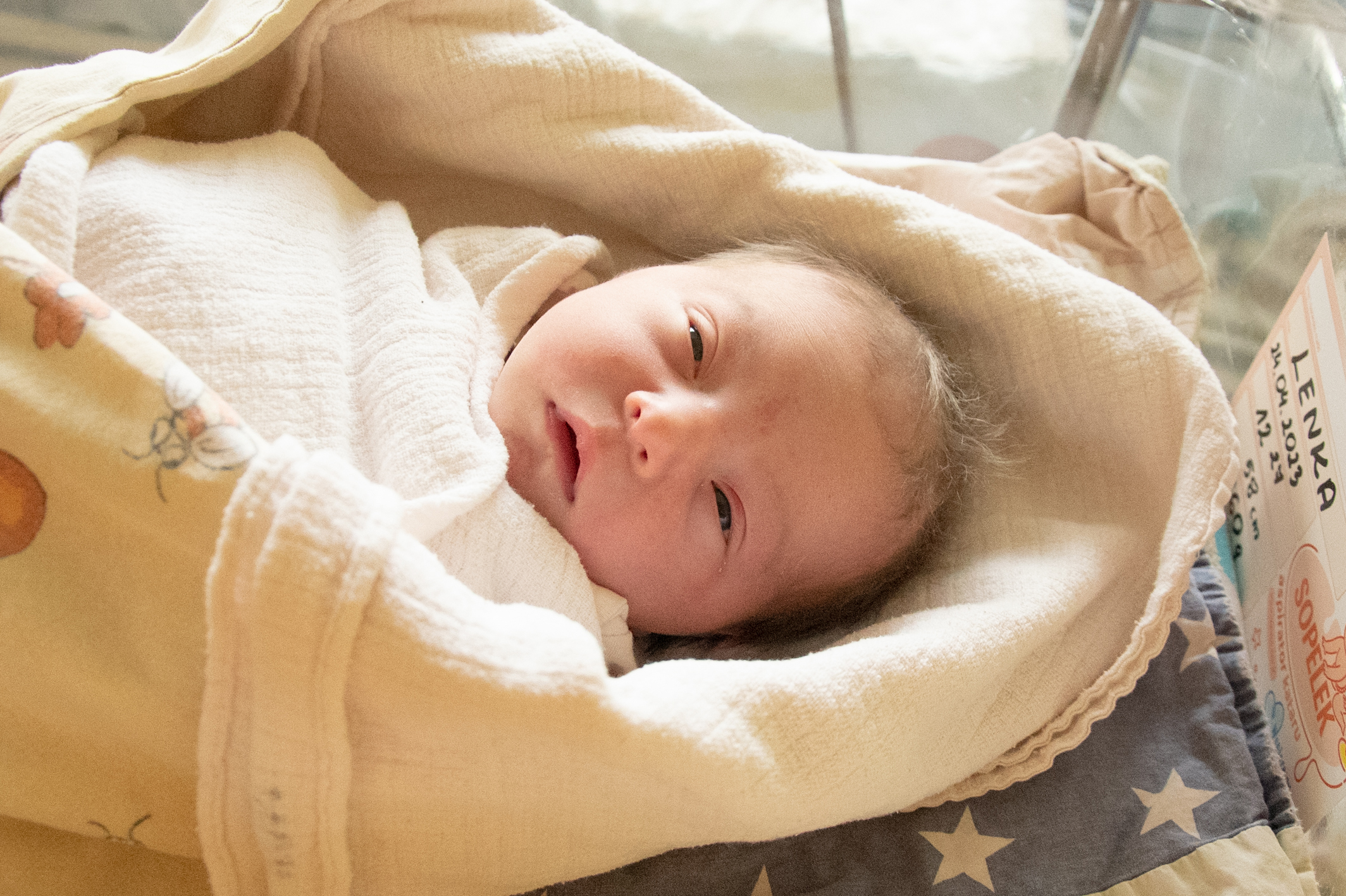 Na zdjęciu śpi maleńka Lenka. Dziewczynka urodziła się 24.04 o godz. 12.27. Ważyła 3760 g i mierzyła 58 cm. Jej rodzicami są Agnieszka i Dawid z Wodzisławia Śląskiego.
