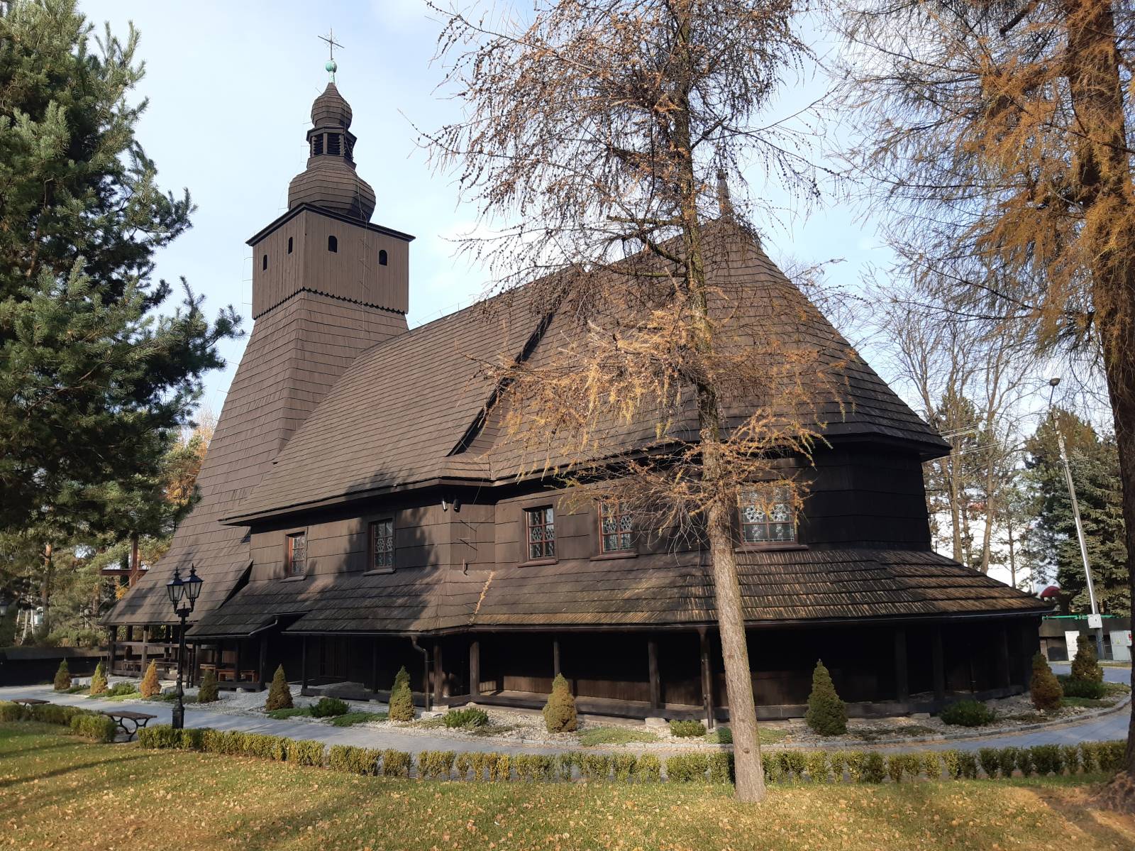 Ten kościół został wybudowany w Jastrzębiu-Zdroju i przeniesiony do Kaczyc