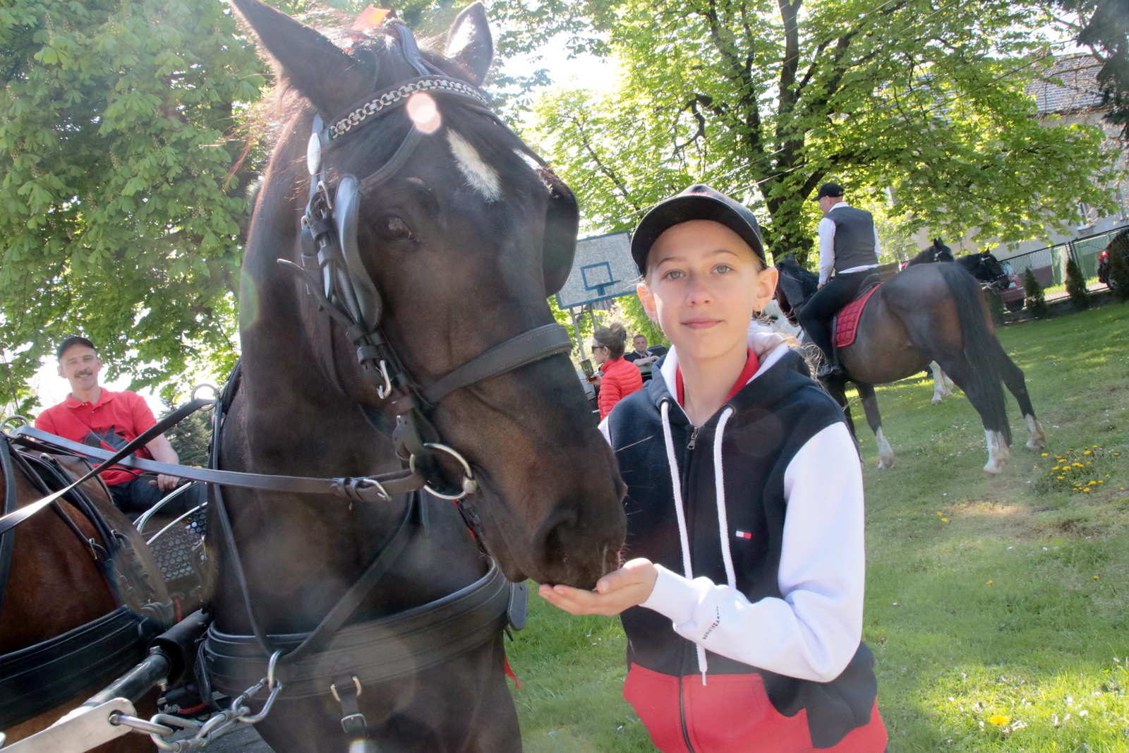 Martyna z Raciborza-Brzezia pozuje do zdjęcia z koniem, który otrzymała na komunię. - I tak od dwóch lat bierzemy udział w tym wydarzeniu, to piękna tradycja - mówił nam jej ojciec, pan Alfred