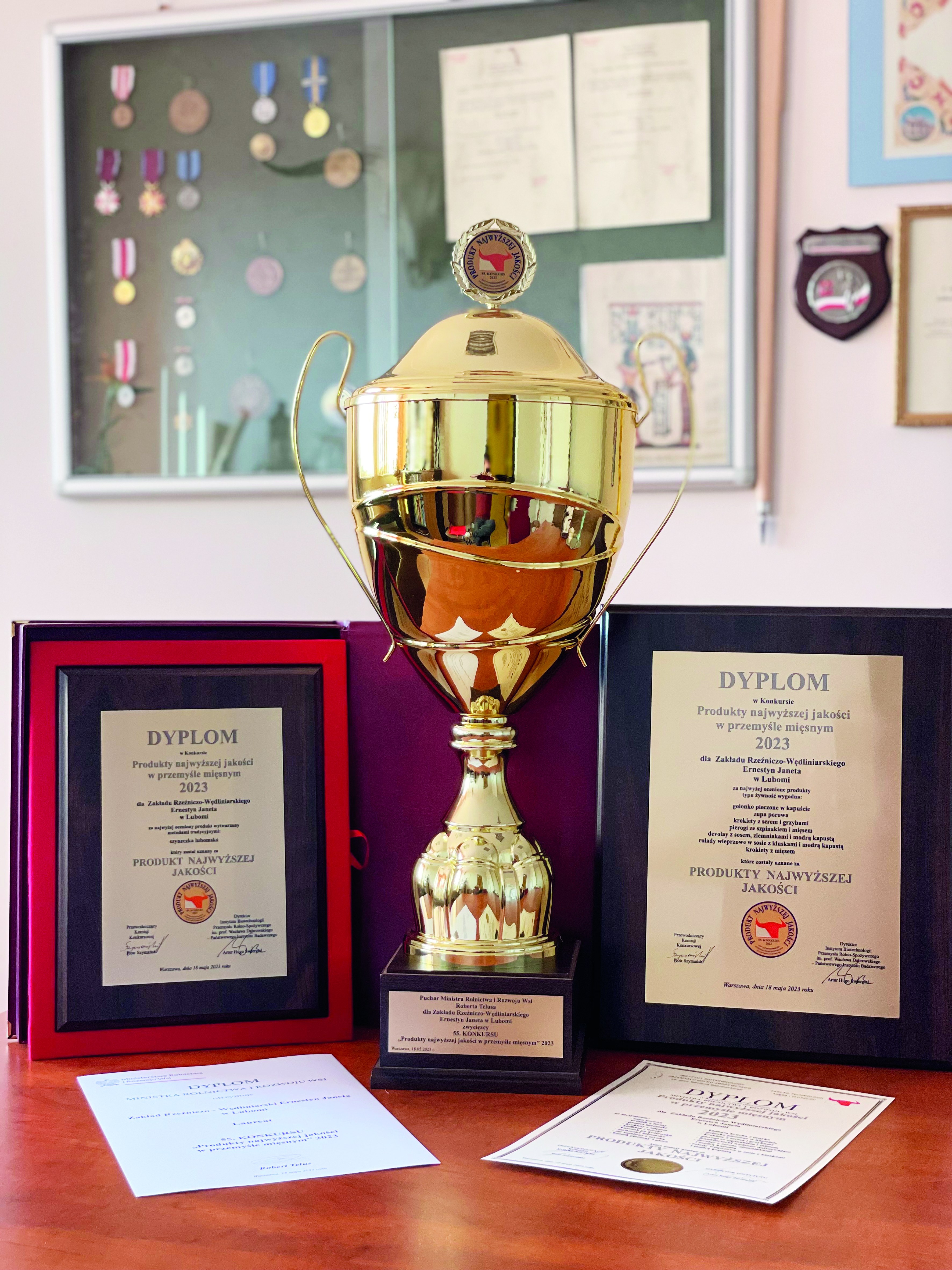 Puchar i przyznane dyplomy w konkursie