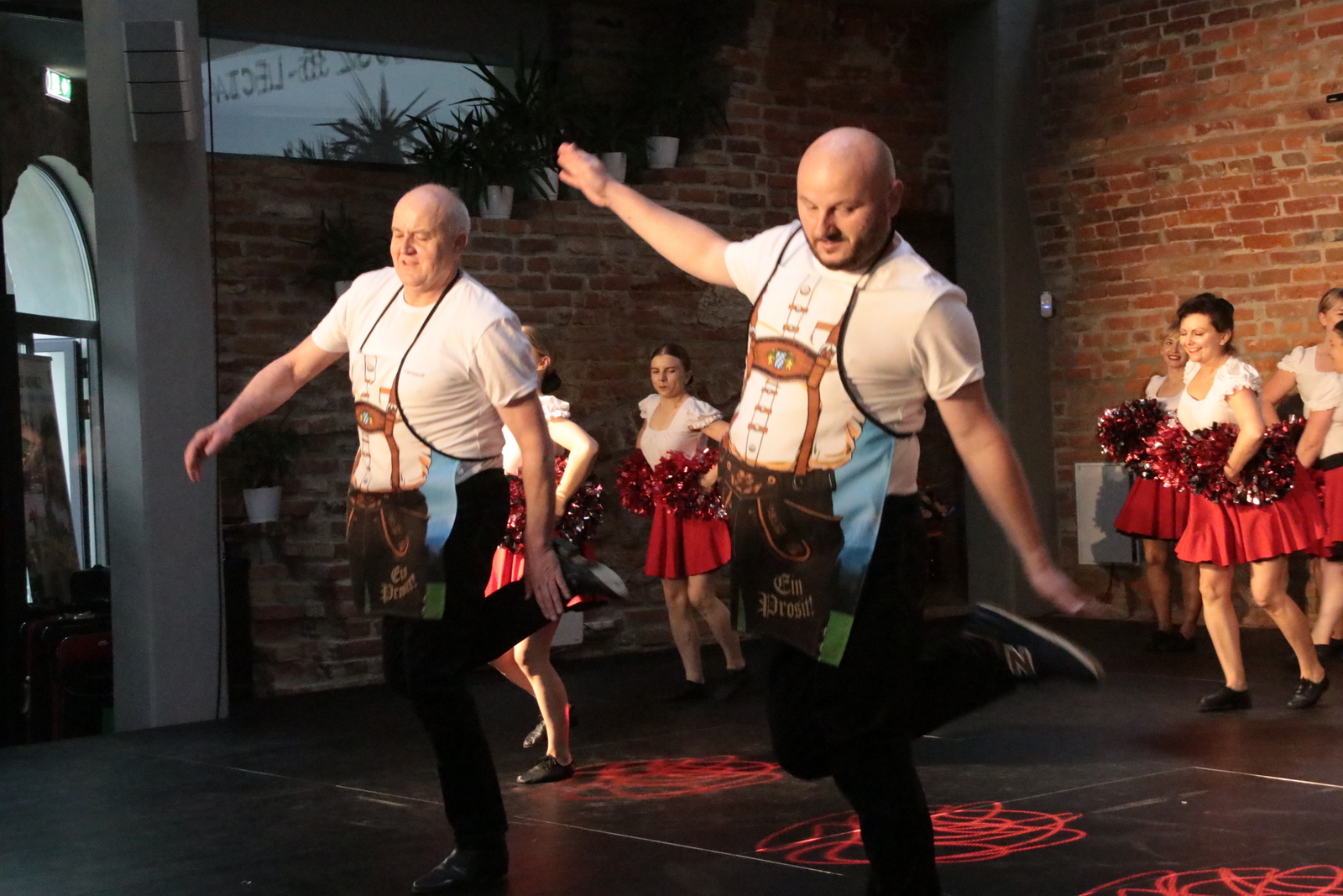Wśród tancerzy było dwóch panów: Marcin Modlich i Łukasz Staniczek (pan Łukasz dawniej tańczył w „Uśmiechu”, a na jubileuszu zastępował kontuzjowanego Michała Cyconia)
