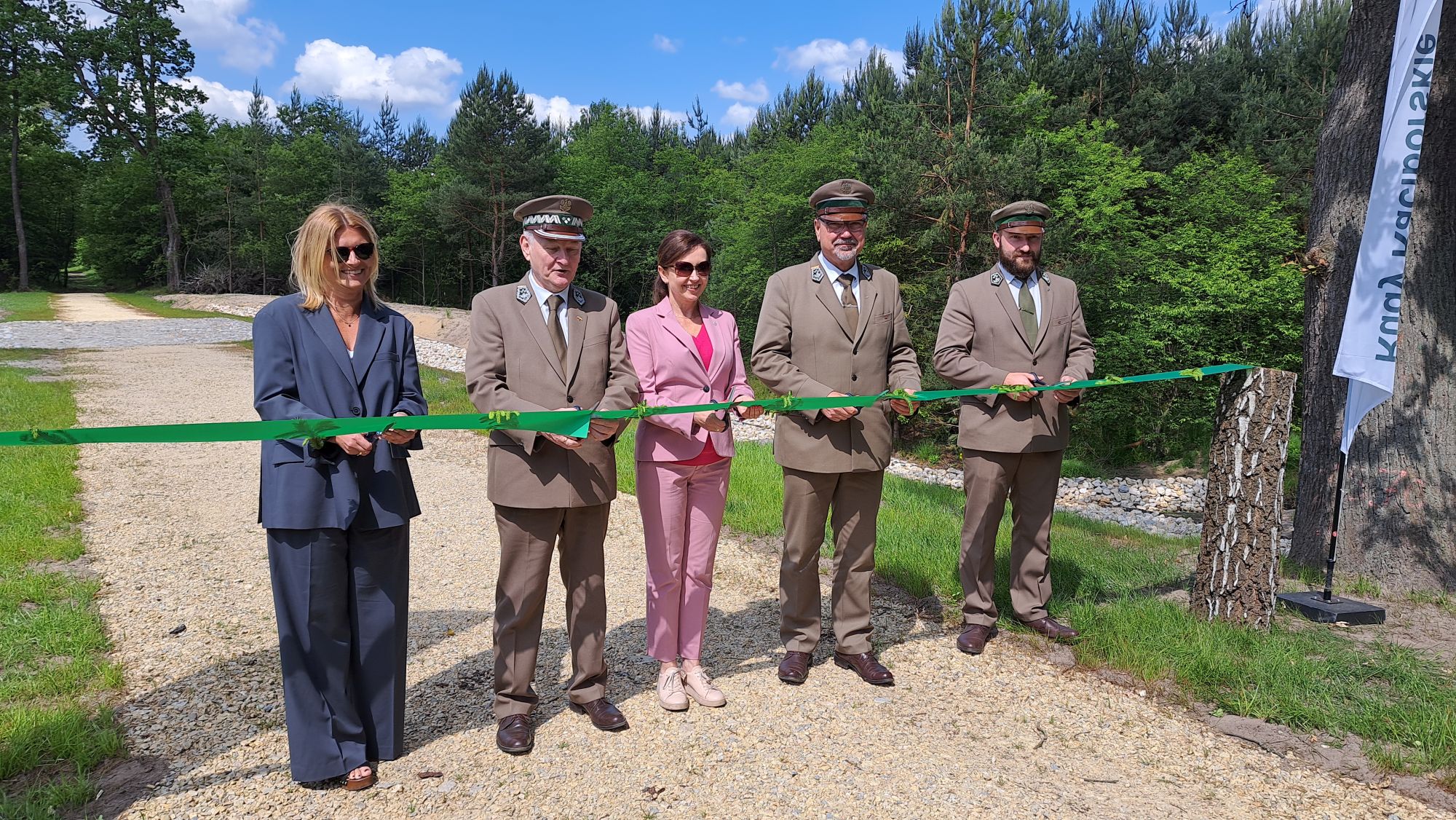 Do przecięcia wstęgi w leśnictwie Krasiejów wspomniani wyżej zaprosili dyrektor Centrum Koordynacji Projektów Środowiskowych Karolinę Paulewicz-Bazałę (pierwsza z lewej)