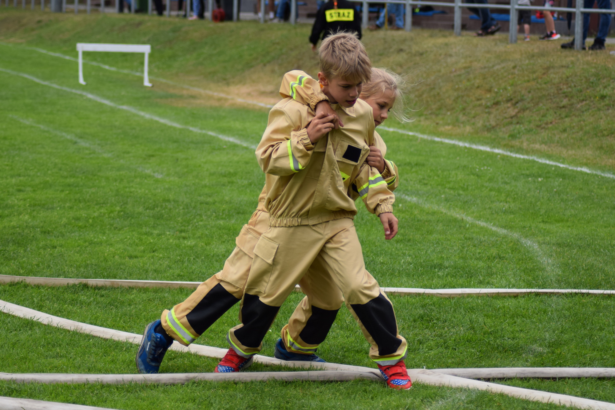 9-letni Kamil i jego 8-letni brat Wojtek podczas zabawy po konkurencjach. Oboje startowali w zawodach jako reprezentanci MDP Górki Śląskie