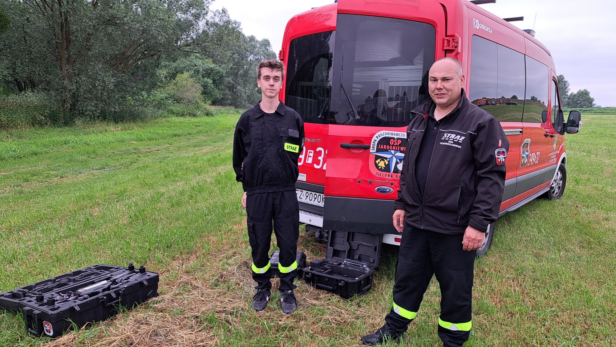 Maksymilian Buda (z lewej) i Rafał Iwasieczko z OSP Jarogniewice (Zielona Góra) zaprezentowali sprzęt do poszukiwania osób zaginionych