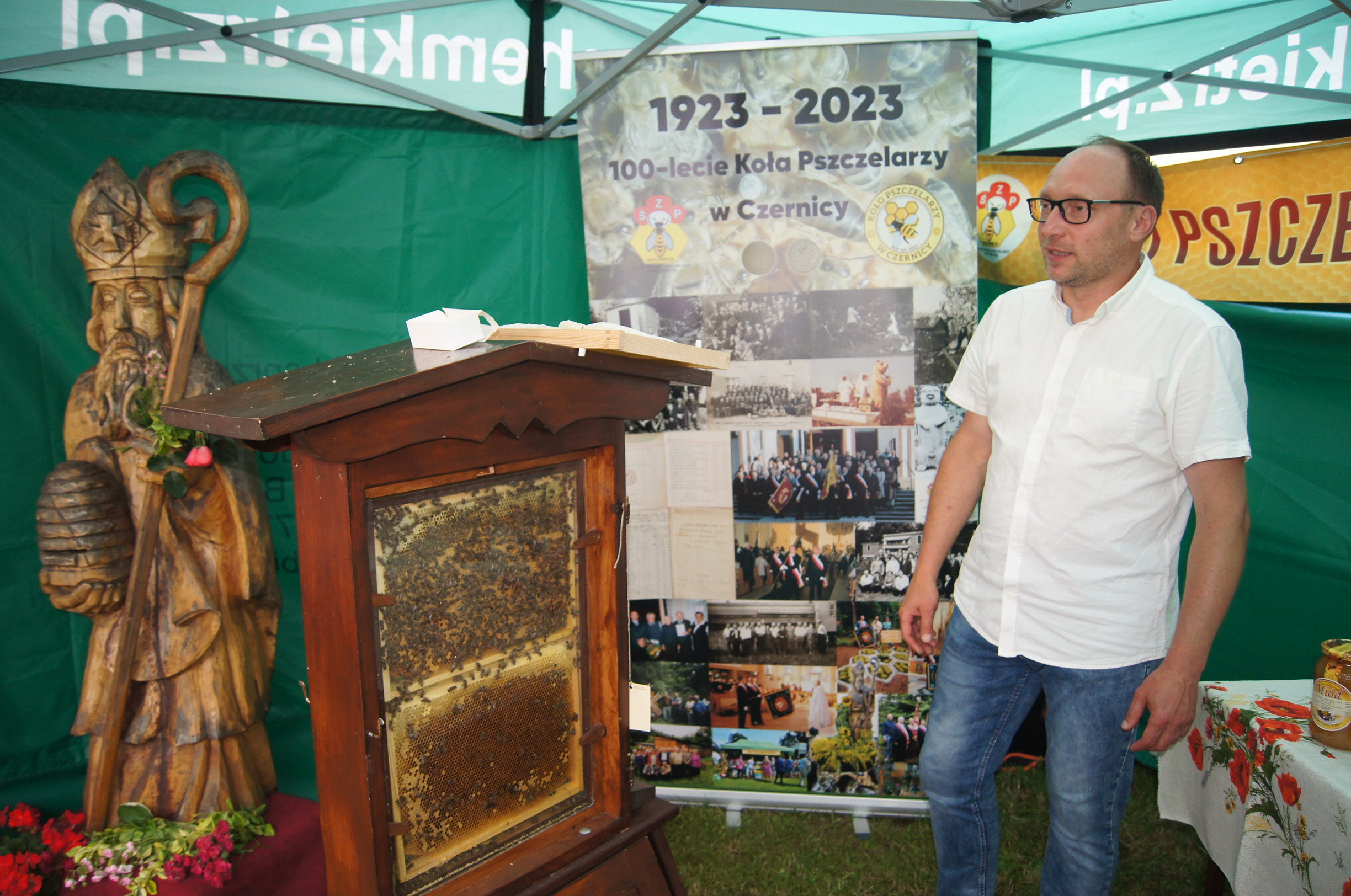 Swoje stoisko wystawili również pszczelarze. Na zdjęciu Adam Barnabas z koła pszczelarzy w Czernicy. Fot. Fryderyk Kamczyk