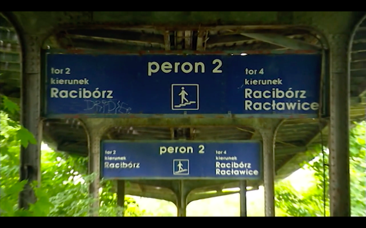 Nieczynne perony na głubczyckim dworcu, z którego dwie dekady temu odchodziły pociągu/screen TVP Opole
