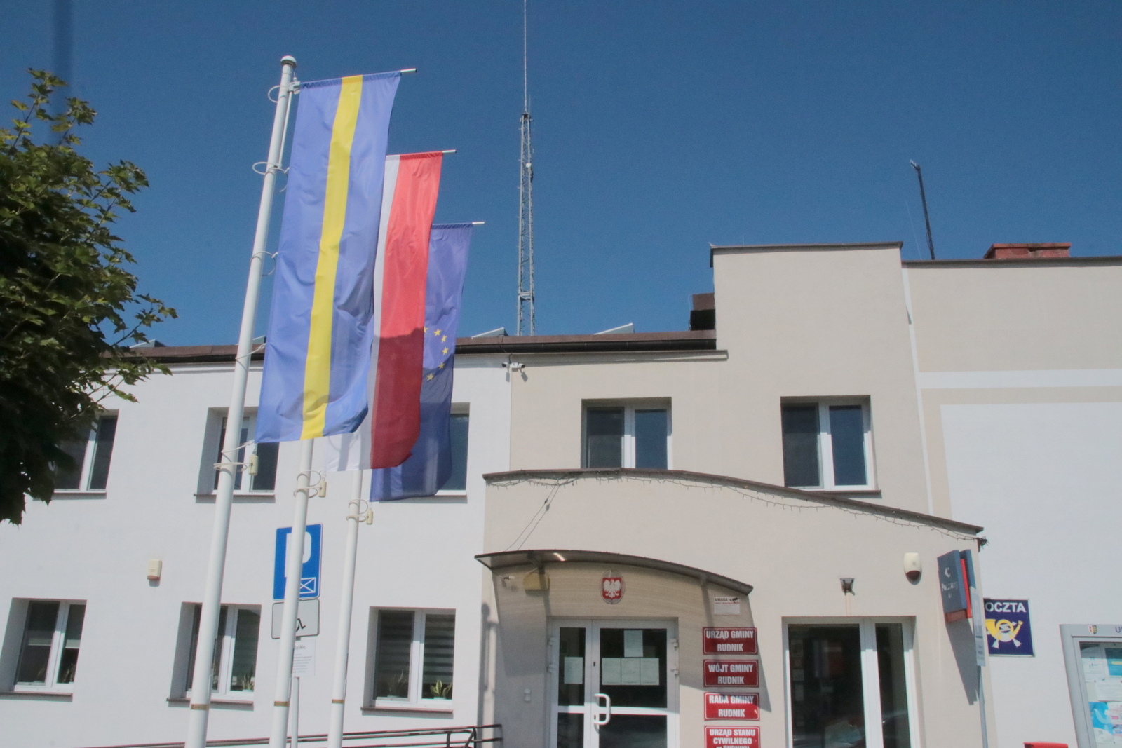 Przed Urzędem Gminy Rudnik wiszą trzy flagi: Polski, Unii Europejskiej i województwa śląskiego, a nie Górnego Śląska, którą wspomina się właśnie 15 lipca