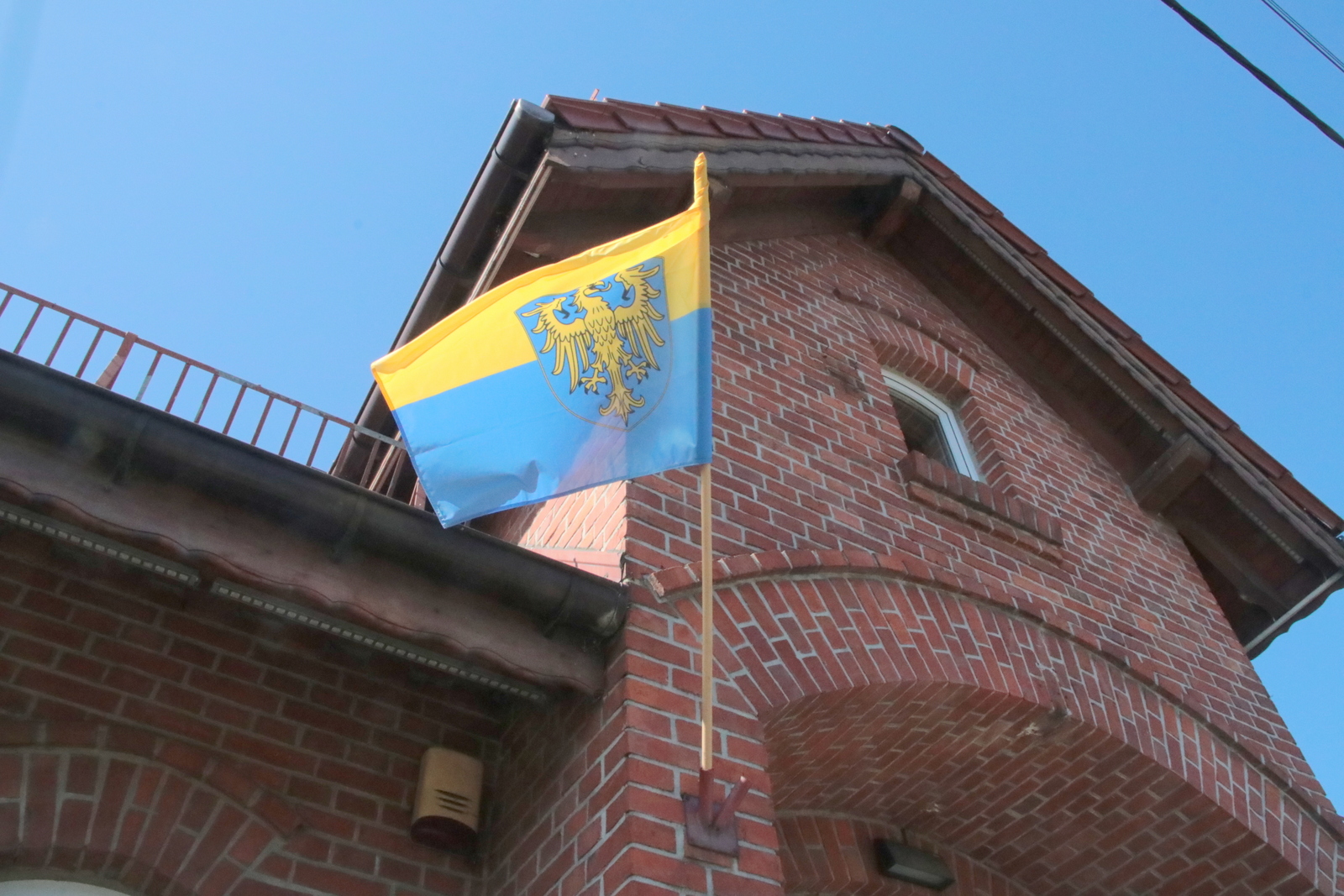 Urząd Gminy w Kornowacu wywiesił dwie flagi Górnego Śląska, montując je na frontowej ścianie budynku
