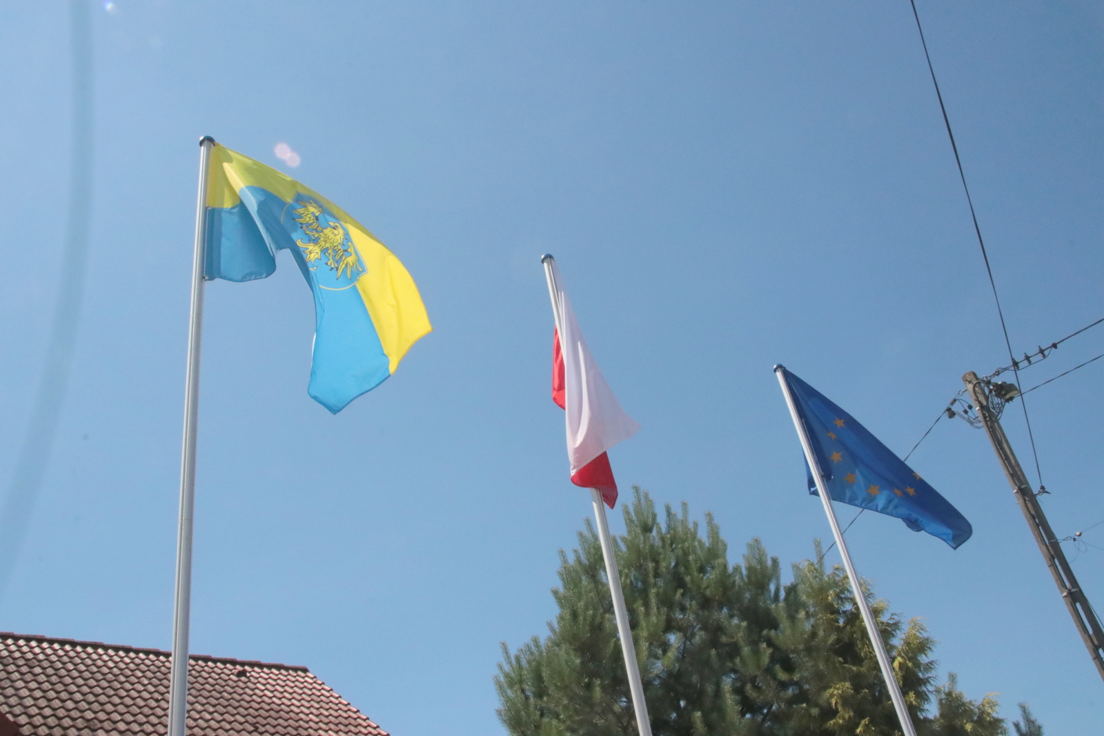 Krzanowice górnośląskie barwy umieściły obok flagi Polski i Unii Europejskiej