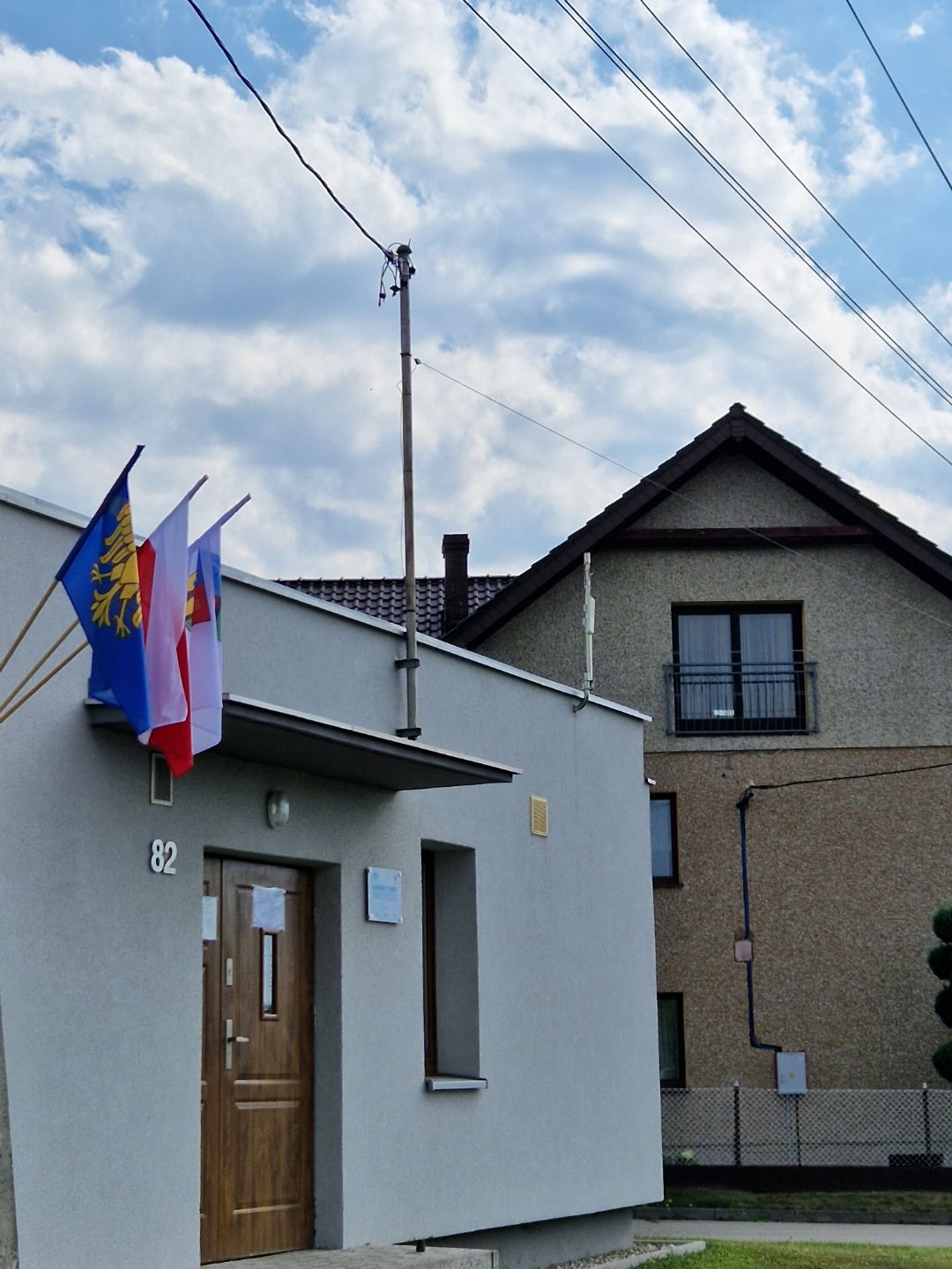 Krzyżanowice flagi wywiesiły na budynku gminnym przy ul. Głównej 82 (fot. UG)