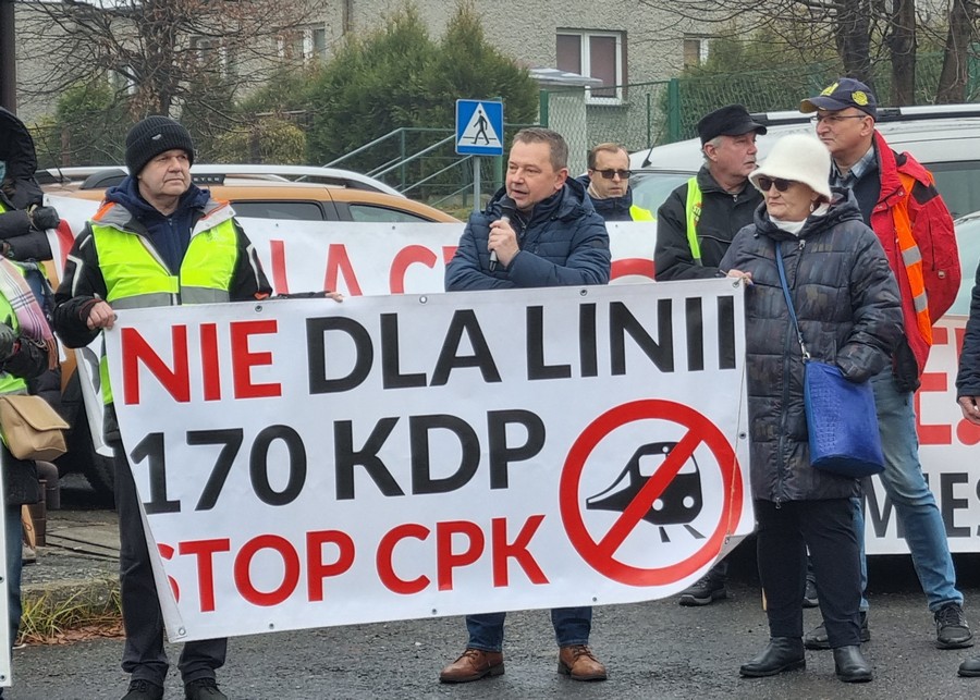 - Od miesięcy wspólnie z mieszkańcami regionu protestujemy przeciwko budowie kolei CPK - mówi poseł Marek Krząkała.