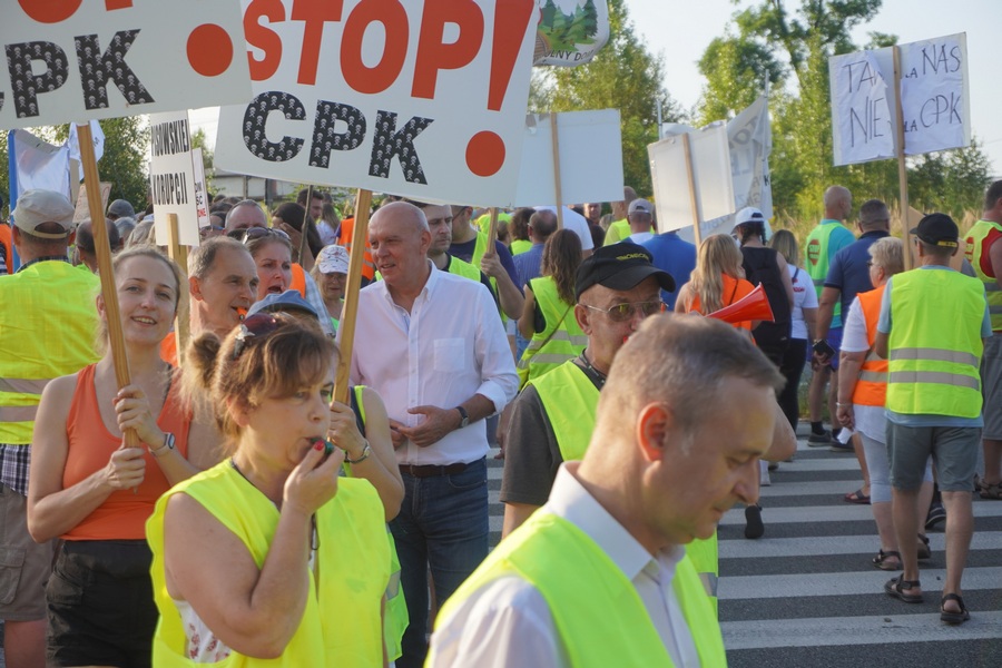 Poseł Krzysztof Gadowski z mieszkańcami Mikołowa i Orzesza podczas protestów przeciwko budowie CPK.