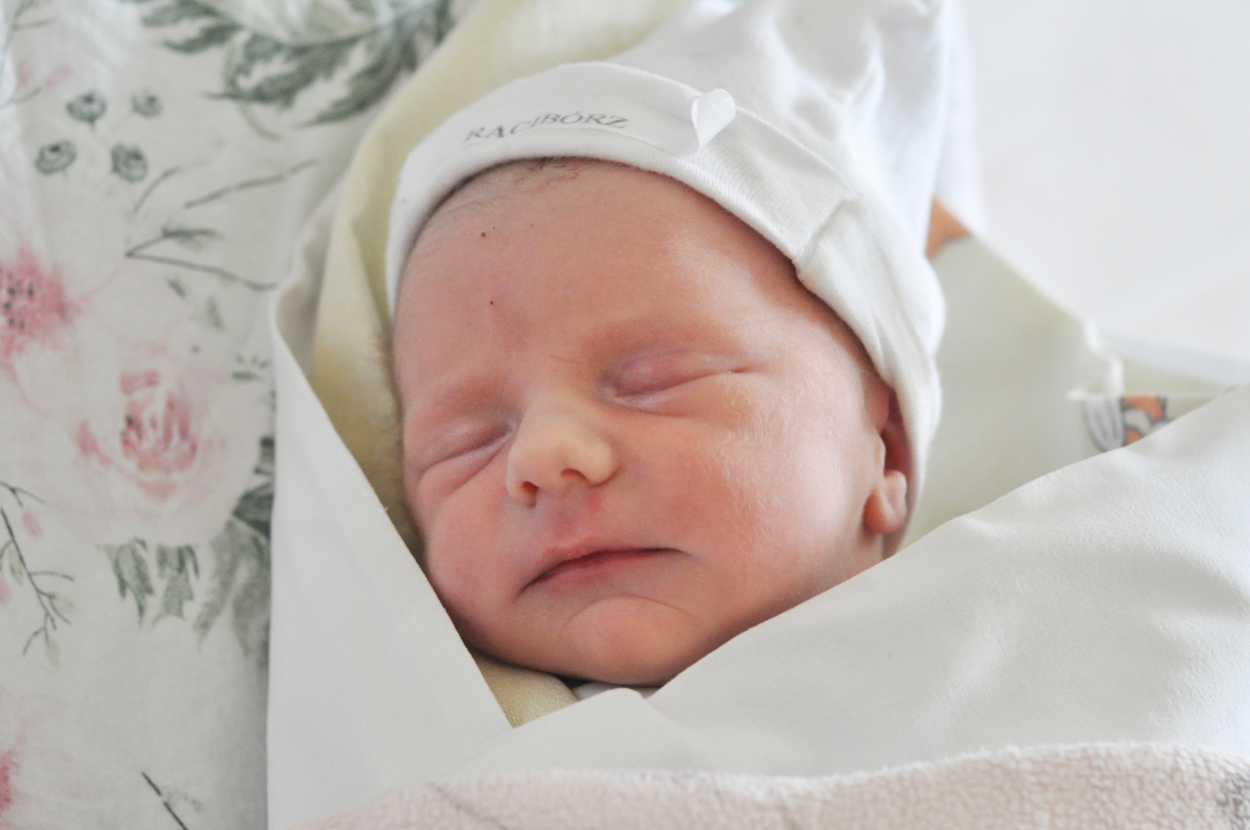 Karolinka Pawełek urodziła się 24 lipca o 12.54. Ważyła wtedy 2590 g i mierzyła 52 cm. Rodzicami dziewczynki są Aleksandra i Jacek z Lubomi. W domu czeka siostra Emilia.
