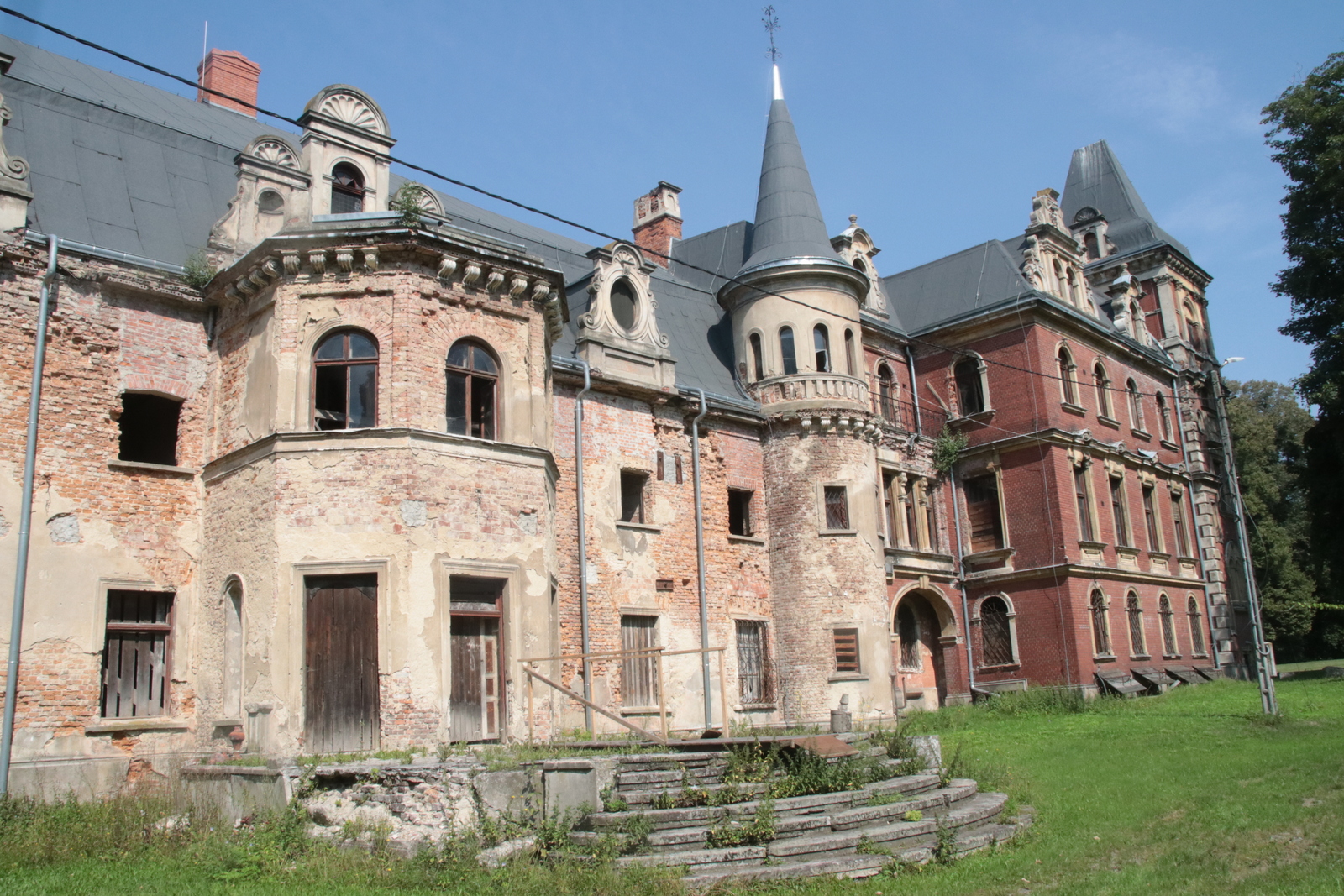 Pałac w Krowiarkach przed laty był domem dla dzieci z różnych zakątków kraju i z zagranicy