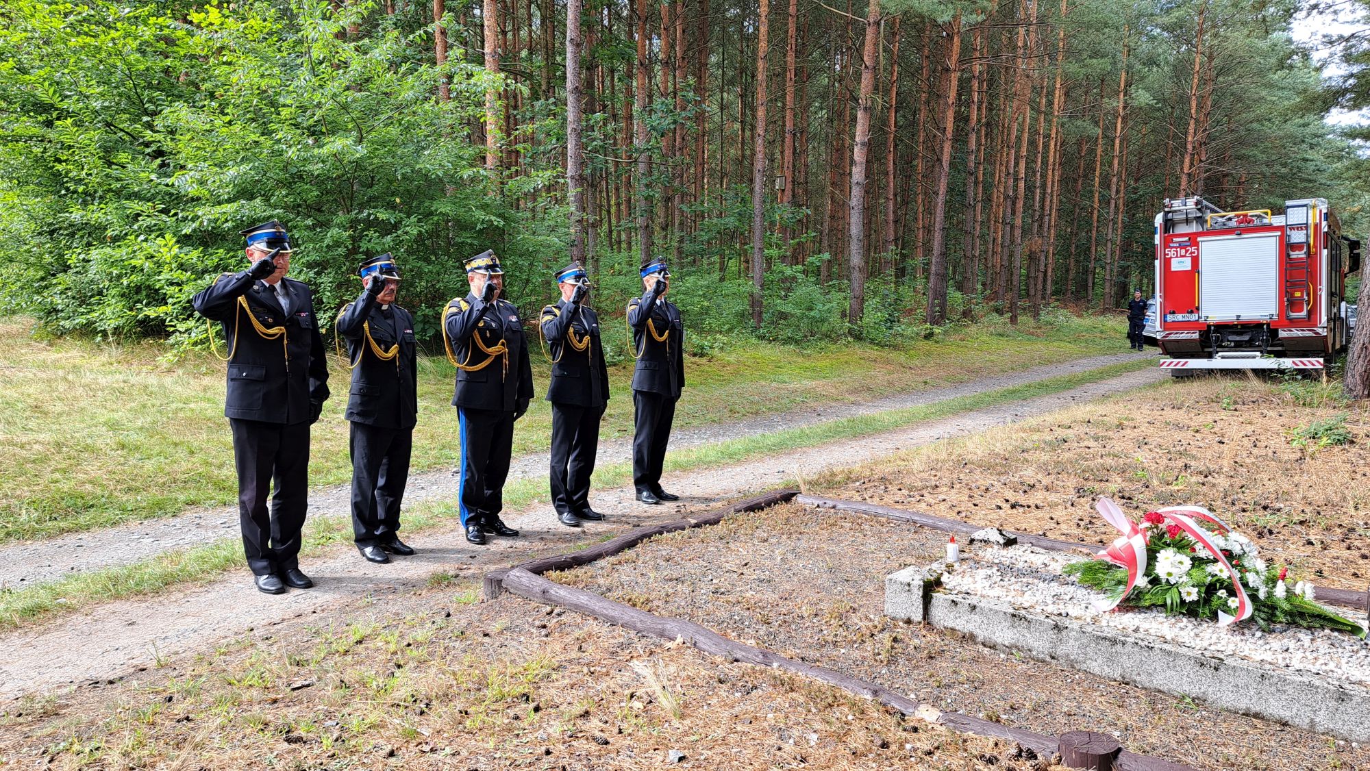 Delegacja strażaków przy symbolicznej mogile mł. kpt. Andrzeja Kaczyny