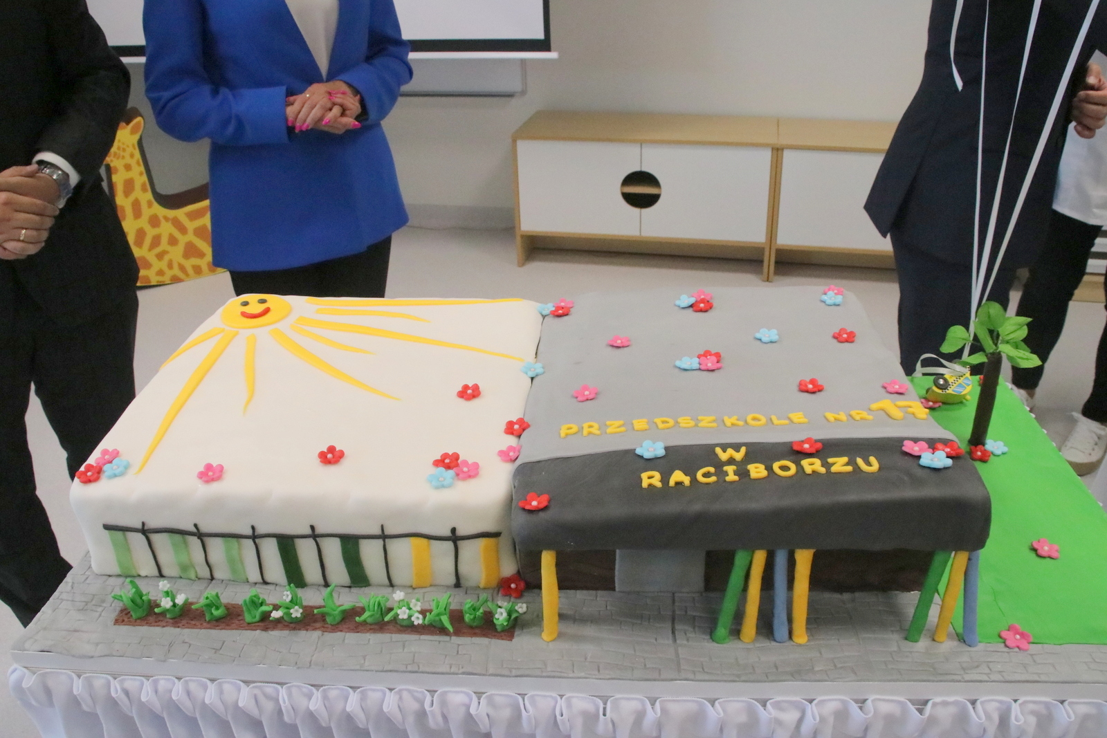 Okolicznościowy tort miał kształt nowego budynku w Markowicach