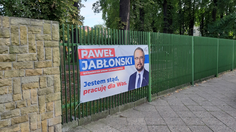 Jeden z dwóch palaktów promujących wiceministra Pawła Jabłośkiego, które przez pewien czas wisiały na ogrodzeniu Parku Jordanowskiego w Raciborzu.