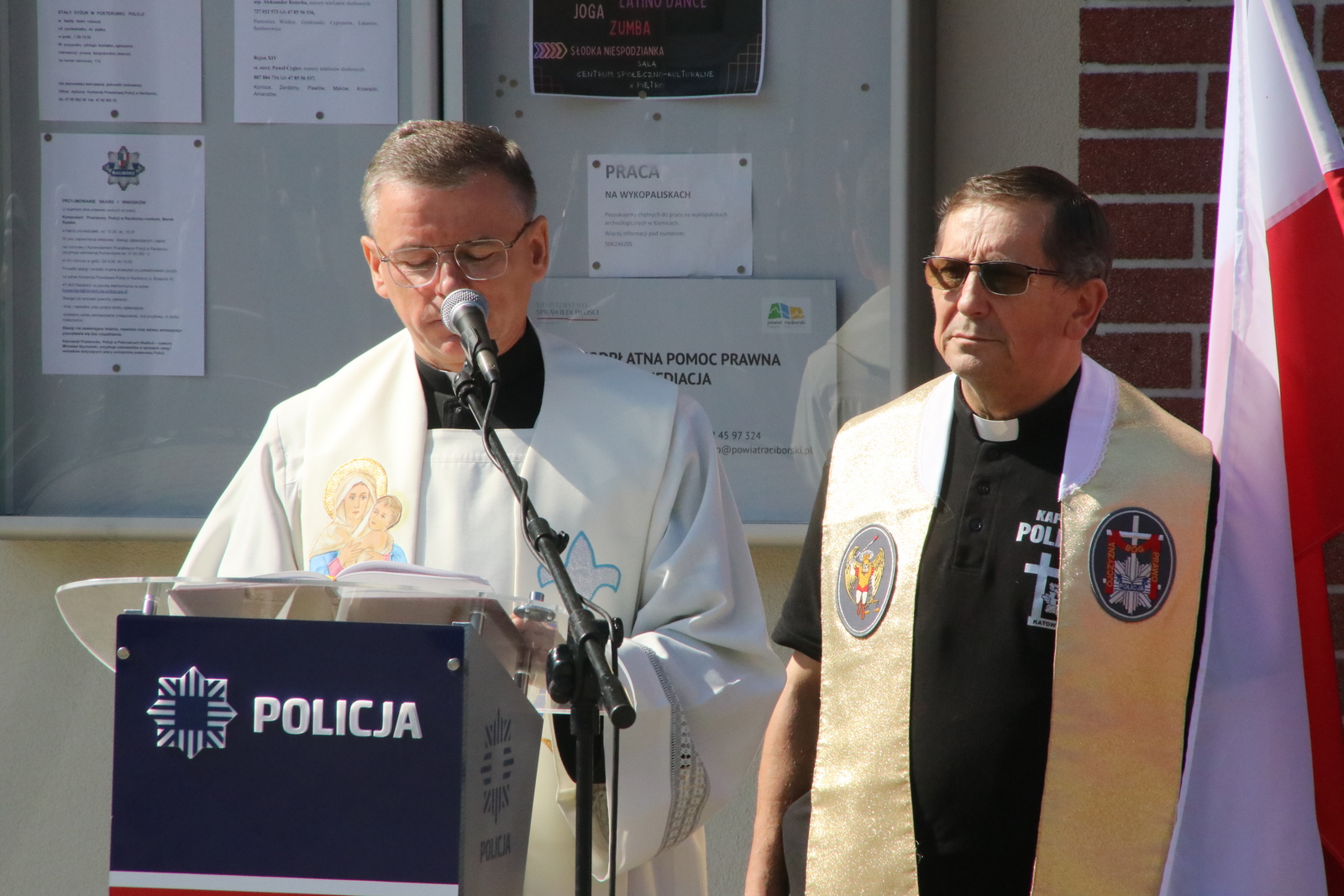 Posterunek poświęcili: ks. Damian Rangosz, proboszcz pietrowickiej parafii i ks. Joachim Gondro, kapelan śląskiej policji 