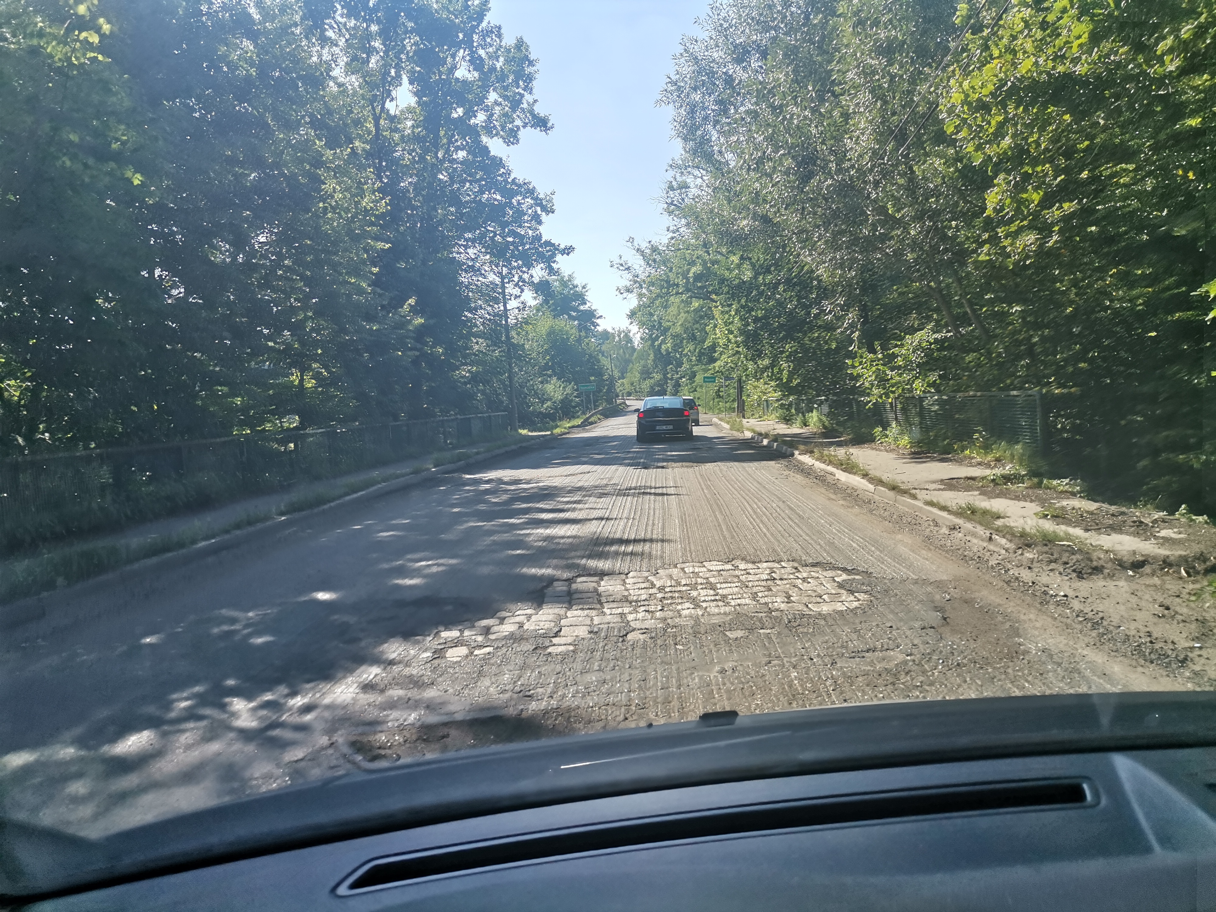 Odcinek DW 919 przy Aquabraxie i przejeździe kolejowym w Szymocicach ma sfrezowaną nawierzchnię asfaltową
