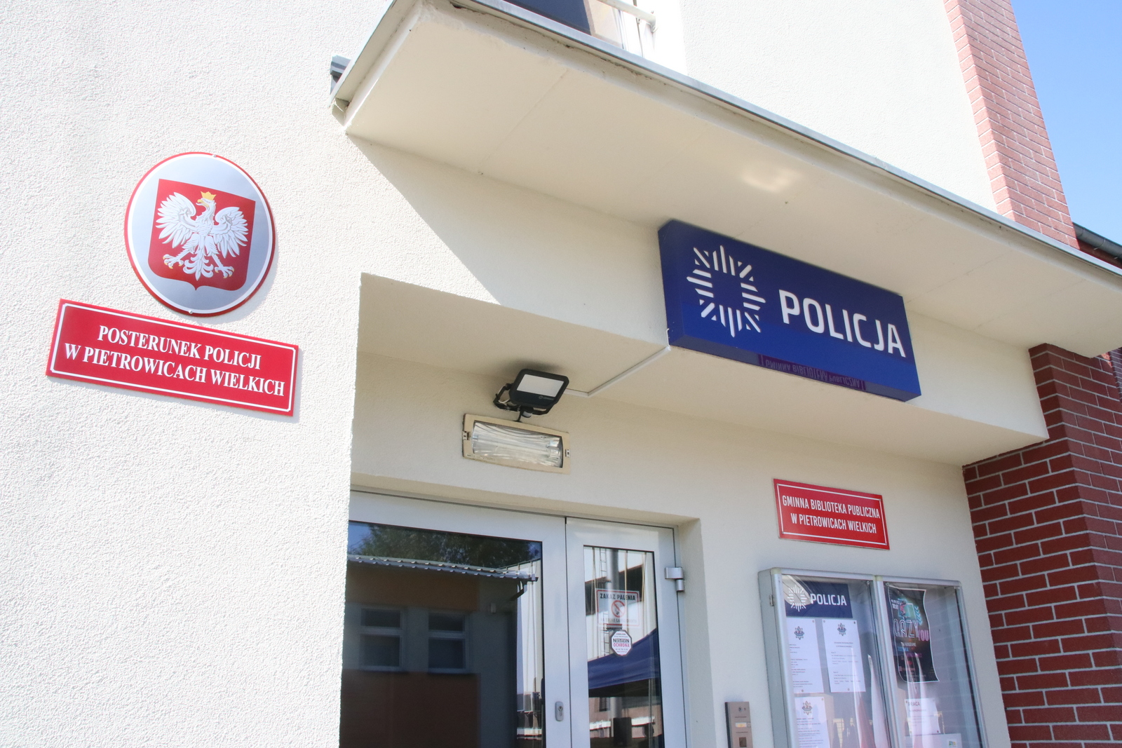 Posterunek Policji w Pietrowicach Wielkich mieści się na pierwszym piętrze centrum społeczno-kulturalnego