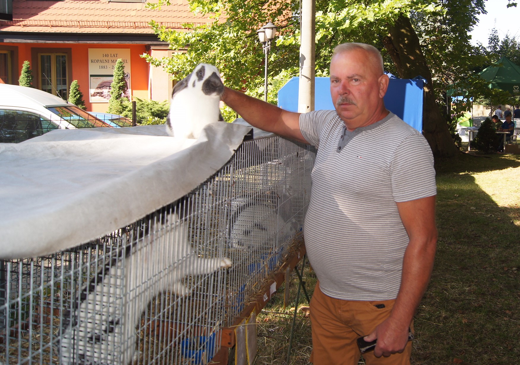 Eugeniusz Grychnik zajmuje się hodowlą od dziecka. Fot. Fryderyk Kamczyk
