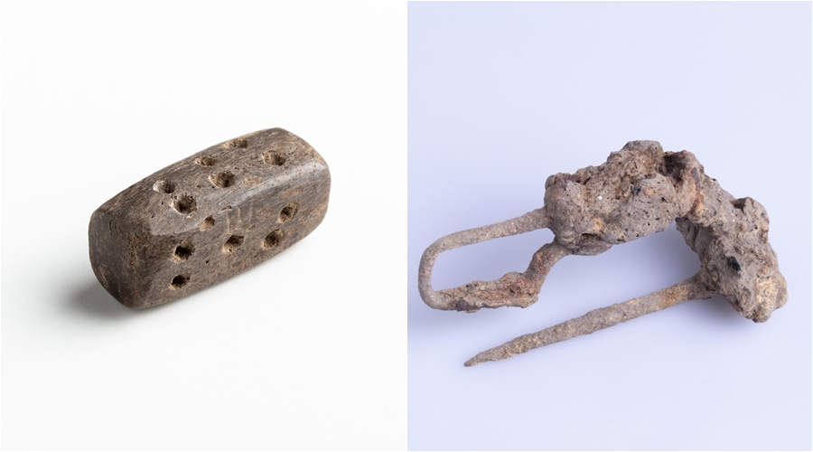 To odkrycia archeologów w Samborowicach: kostka do gry i rodzaj spinki (fot. Muzeum Śląskie w Katowicach)