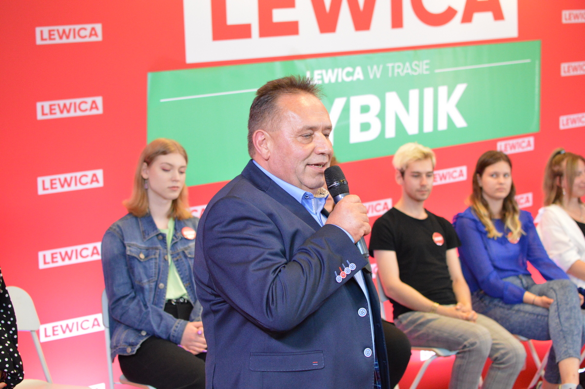 Piotr Urbańczyk cieszył się, że na spotkanie wyborcze Lewicy przyszli również młodzi ludzie.
