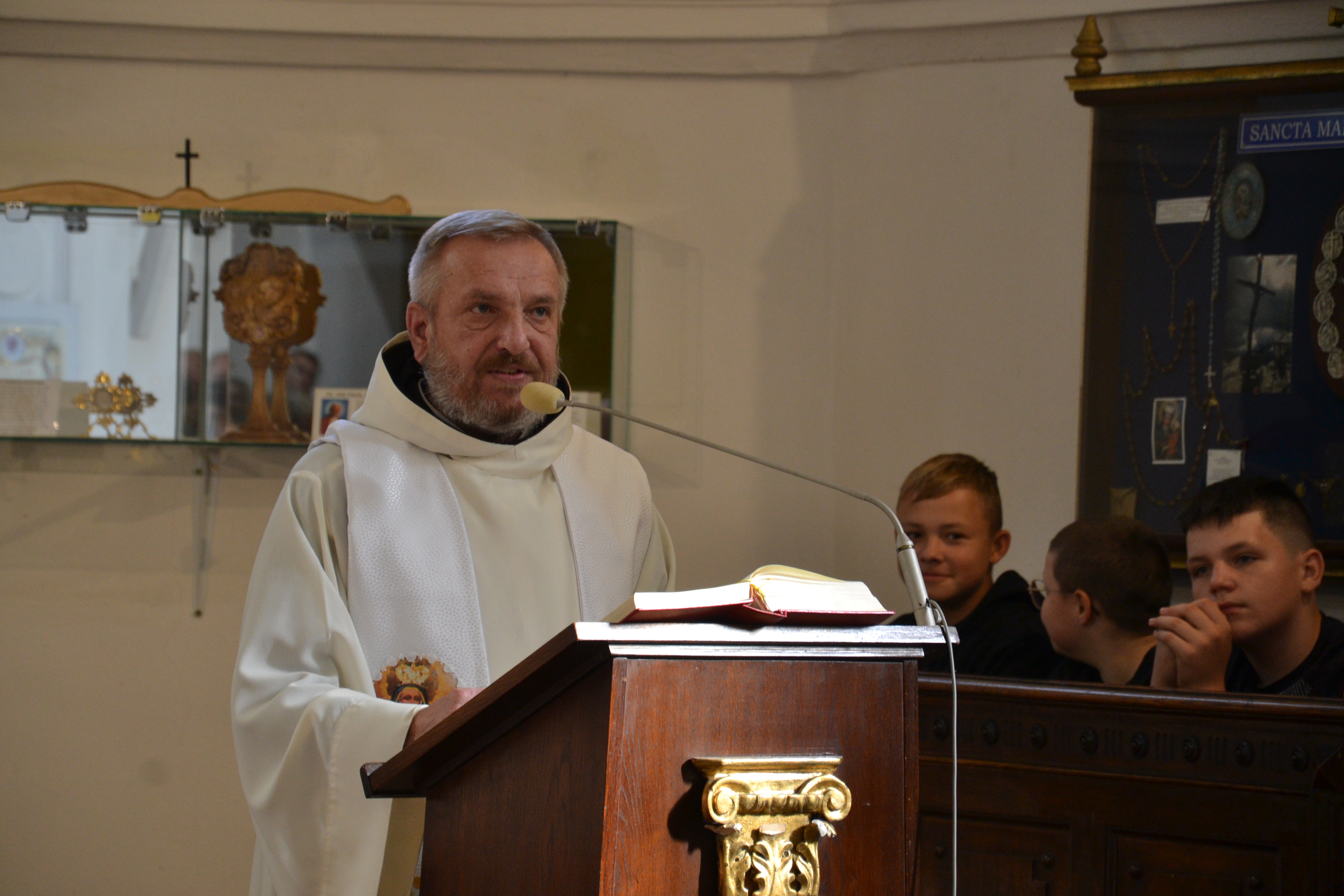Ojciec Jan Bernard Mryk w kościele w Bohuminie. Fot. Fryderyk Kamczyk