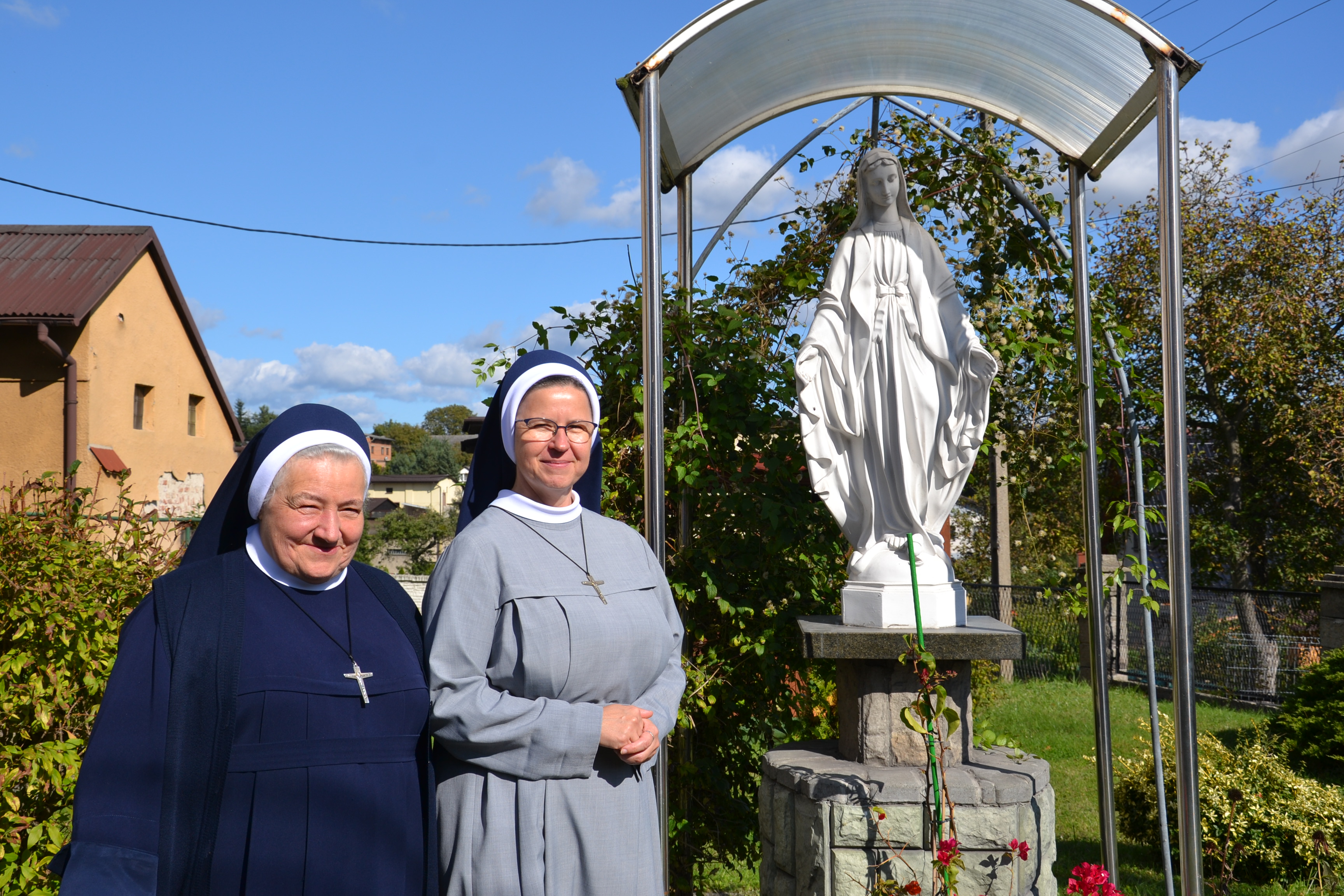 Siostra Alma z lewej posługuje w zakrystii parafii Najświętszego Serca Pana Jezusa w Rogowie. Fot. Fryderyk Kamczyk