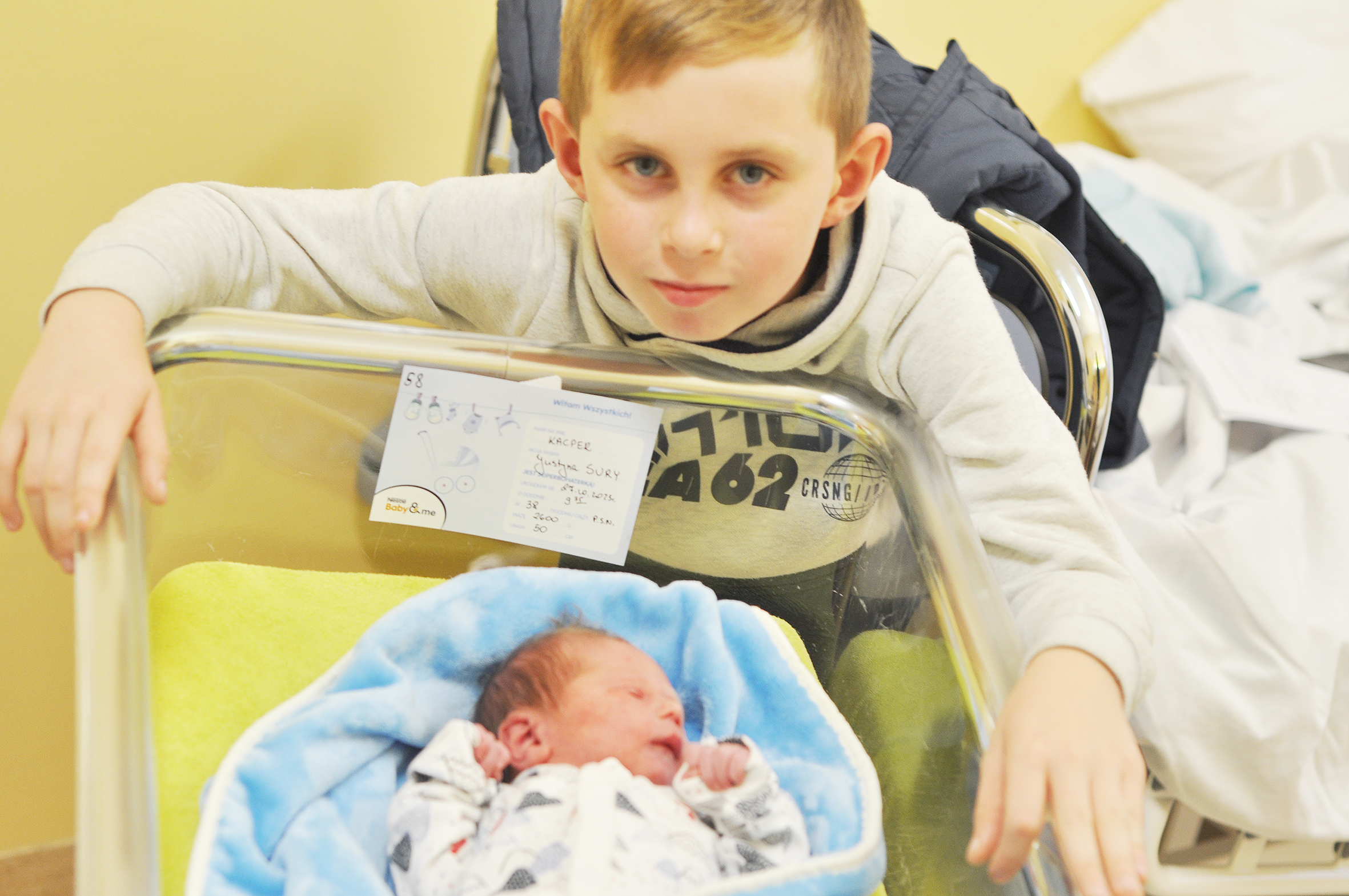 Kacper Sury jest synkiem Daniela i Justyny. Urodził się w Raciborzu 27 października o 9.35. Przy wadze 2600 g mierzył 50 cm. Chłopczyk ma brata Kevina (na zdjęciu). Rodzina mieszka w Rydułtowach.