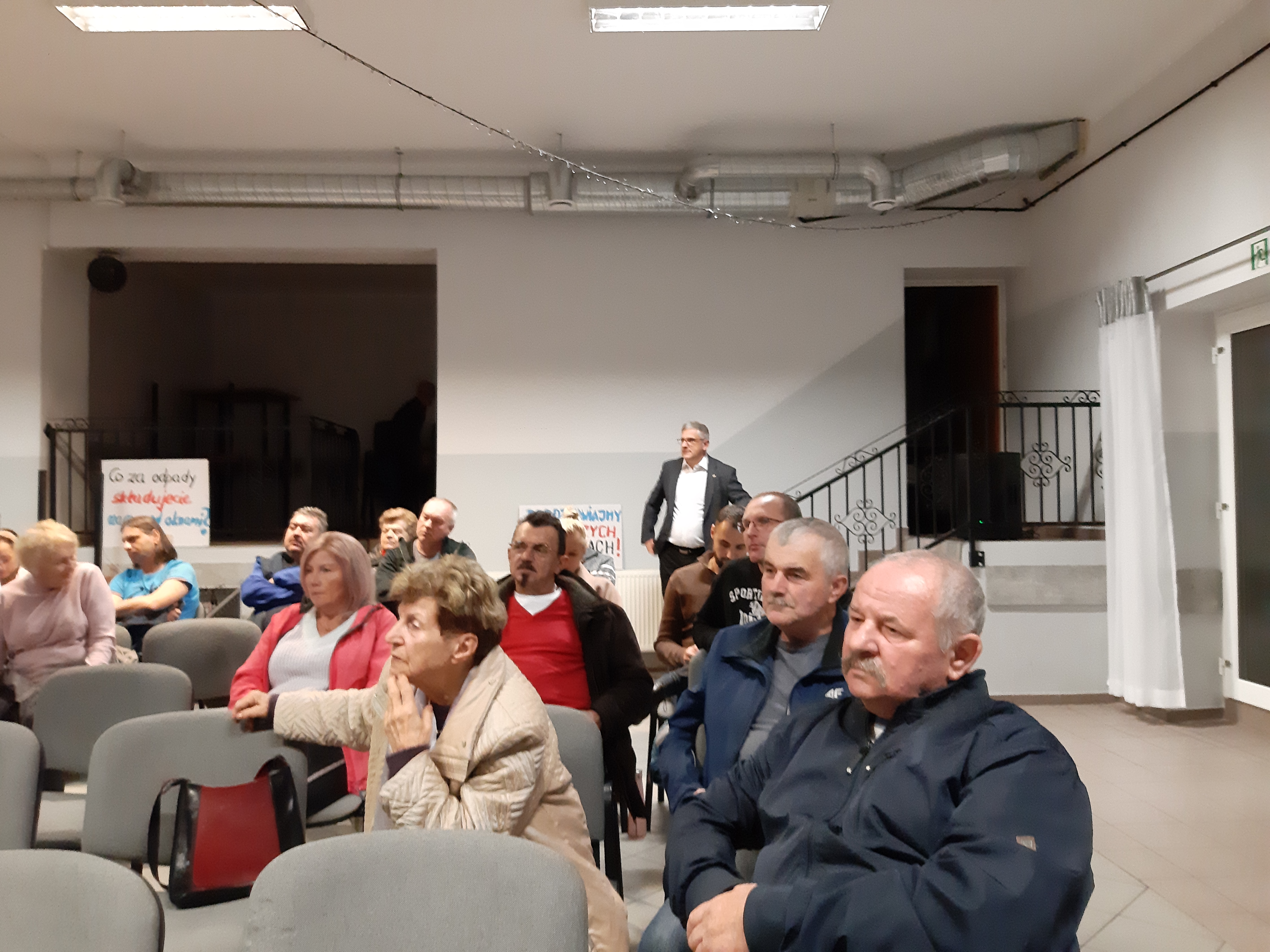 Części dyskusji przysłuchiwał się radny powiatowy Tomasz Cofała (stoi z tyłu)
