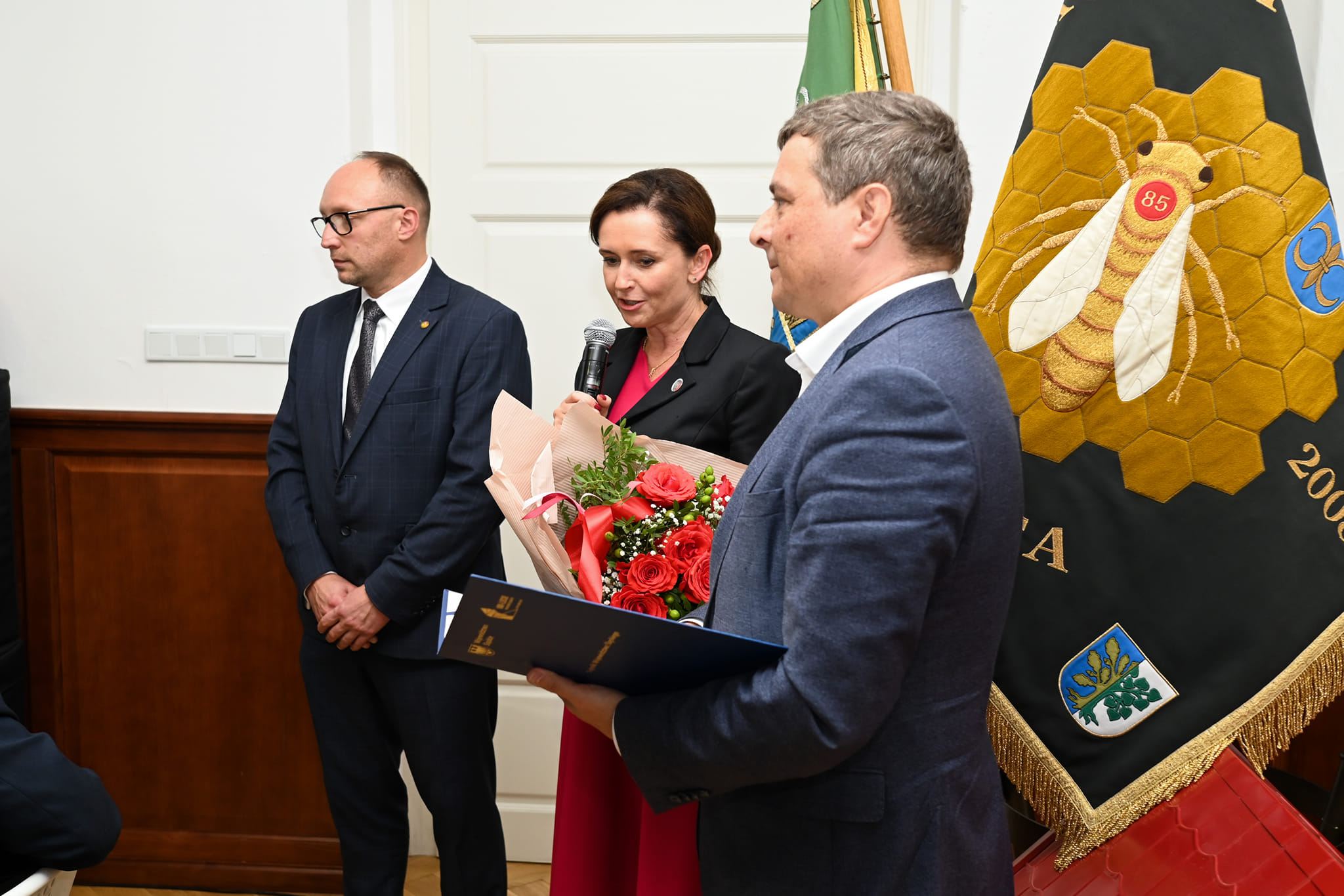Prezes Adam Barnabas, senator Ewa Gawęda oraz radny Jacek Świerkocki. Fot. Koło Pszczelarzy w Czernicy