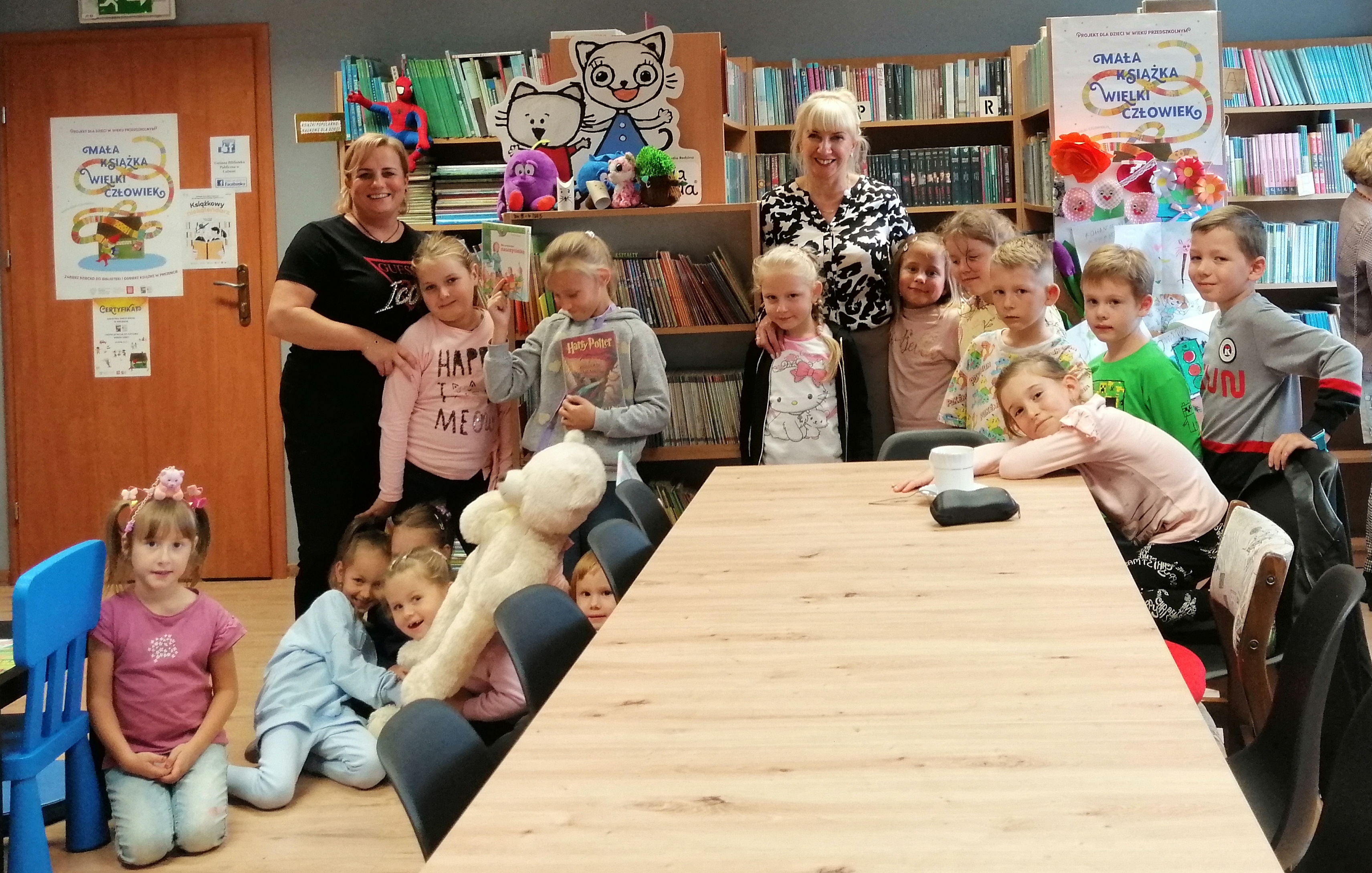Beata Kopel - nauczycielka i radna odwiedziła dzieci w bibliotece. Fot. GBP Lubomia