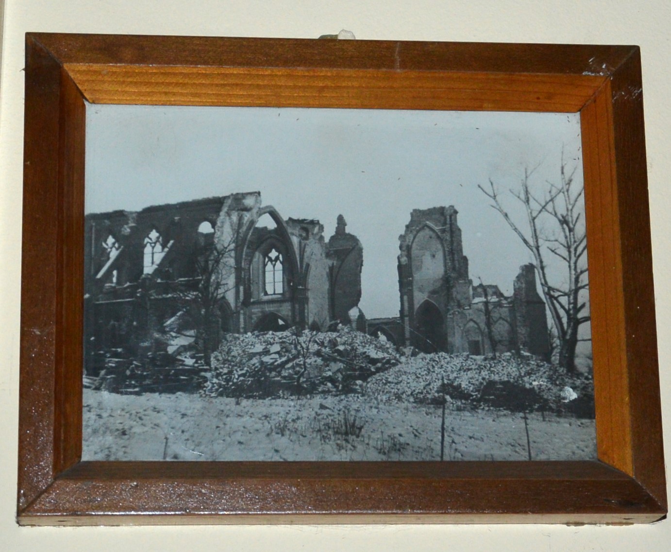 Fotografia zniszczonej pod koniec wojny świątyni znajdująca się w przedsionku kościoła