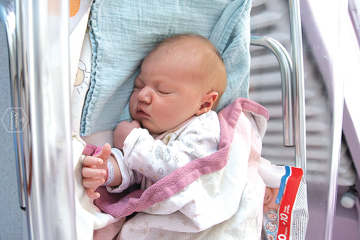 Maja Dąbrowska urodziła się 21.11. o godz. 17.15. Dziewczynka ważyła 3900g i mierzyła 57cm. Jej rodzicami zostali Dorota i Mateusz z Gołkowic.