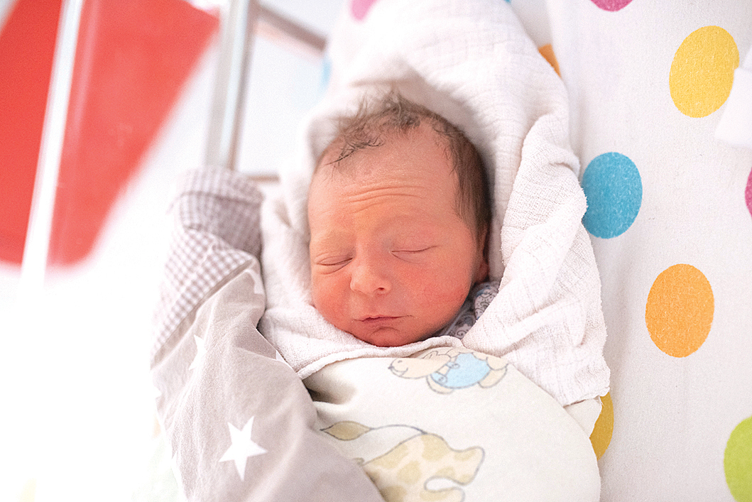 Mały Dominik Pluchacz urodził się 17.11 o godz. 15.15. Chłopczyk ważył 2680g i mierzył 50cm. Jego rodzicami zostali Daria i Ariel z Rydułtów.