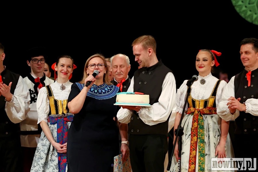 Pierwszy tort został wylicytowany przez zespół Raciborzanie za kwotę 750 zł. Tort wręczono członkowi zespołu Arturowi Stroce, z okazji urodzin. 